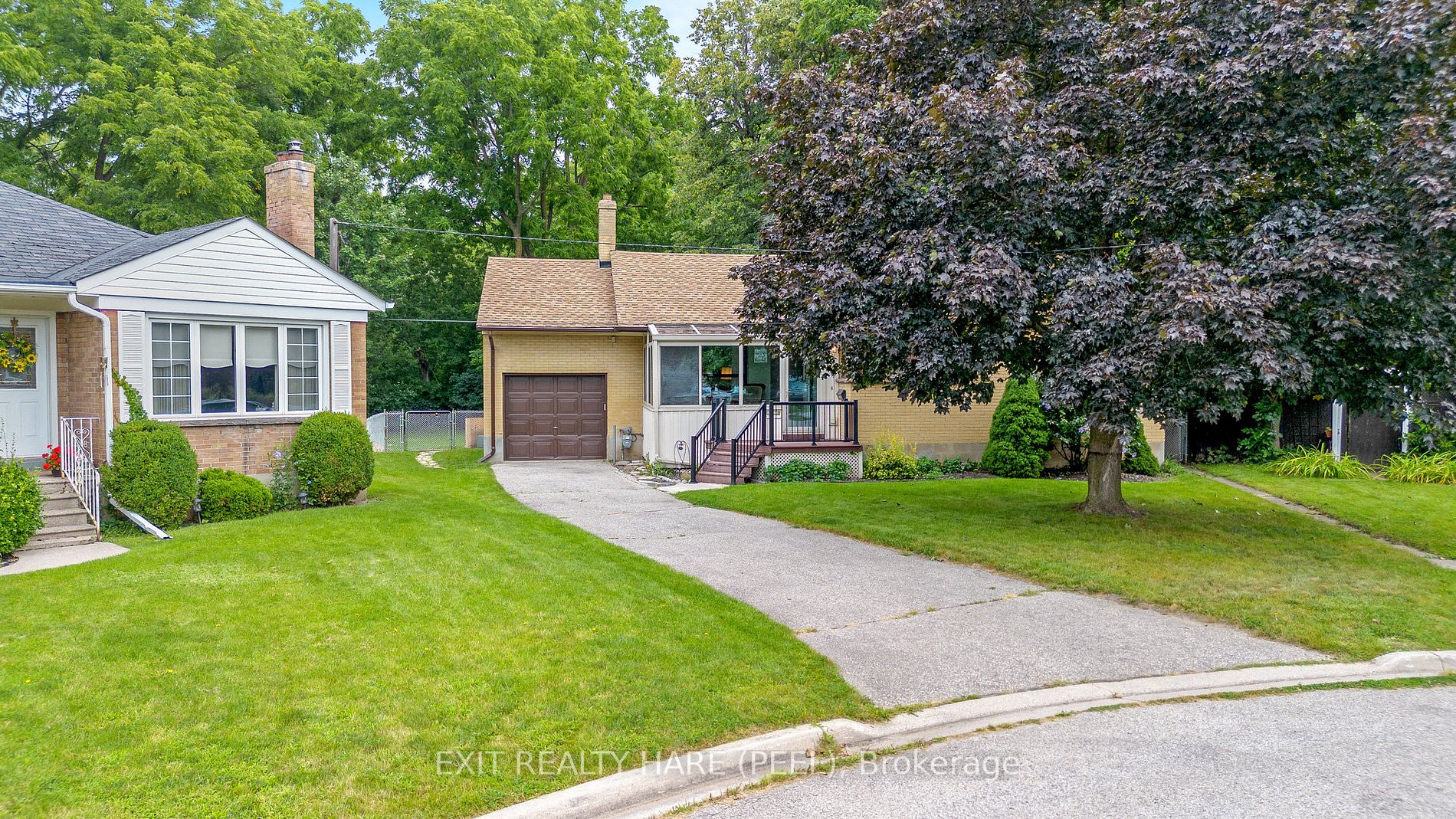 4 Moore Cres