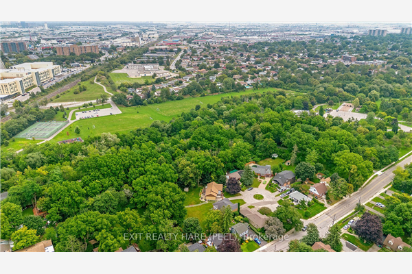 4 Moore Cres