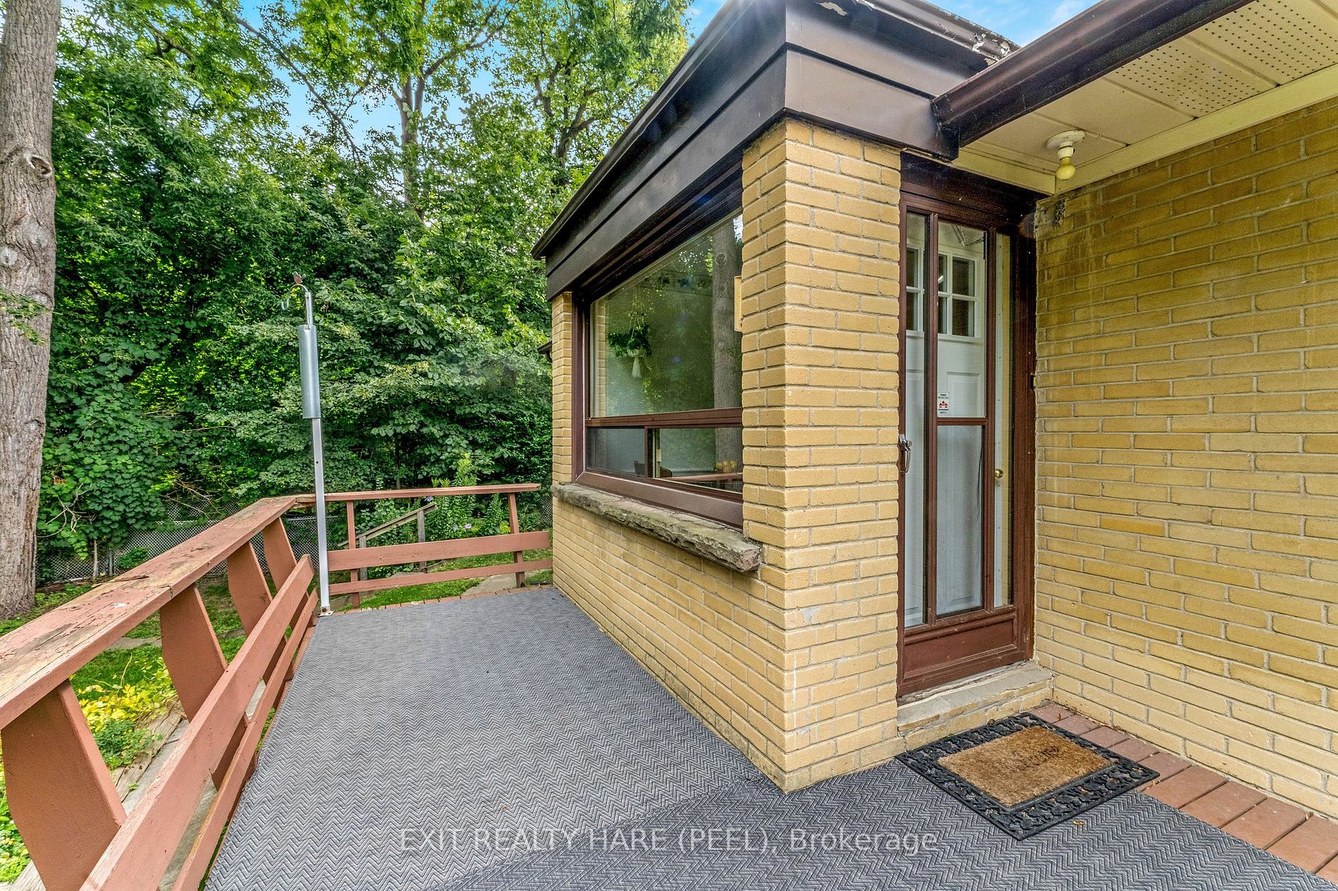 4 Moore Cres
