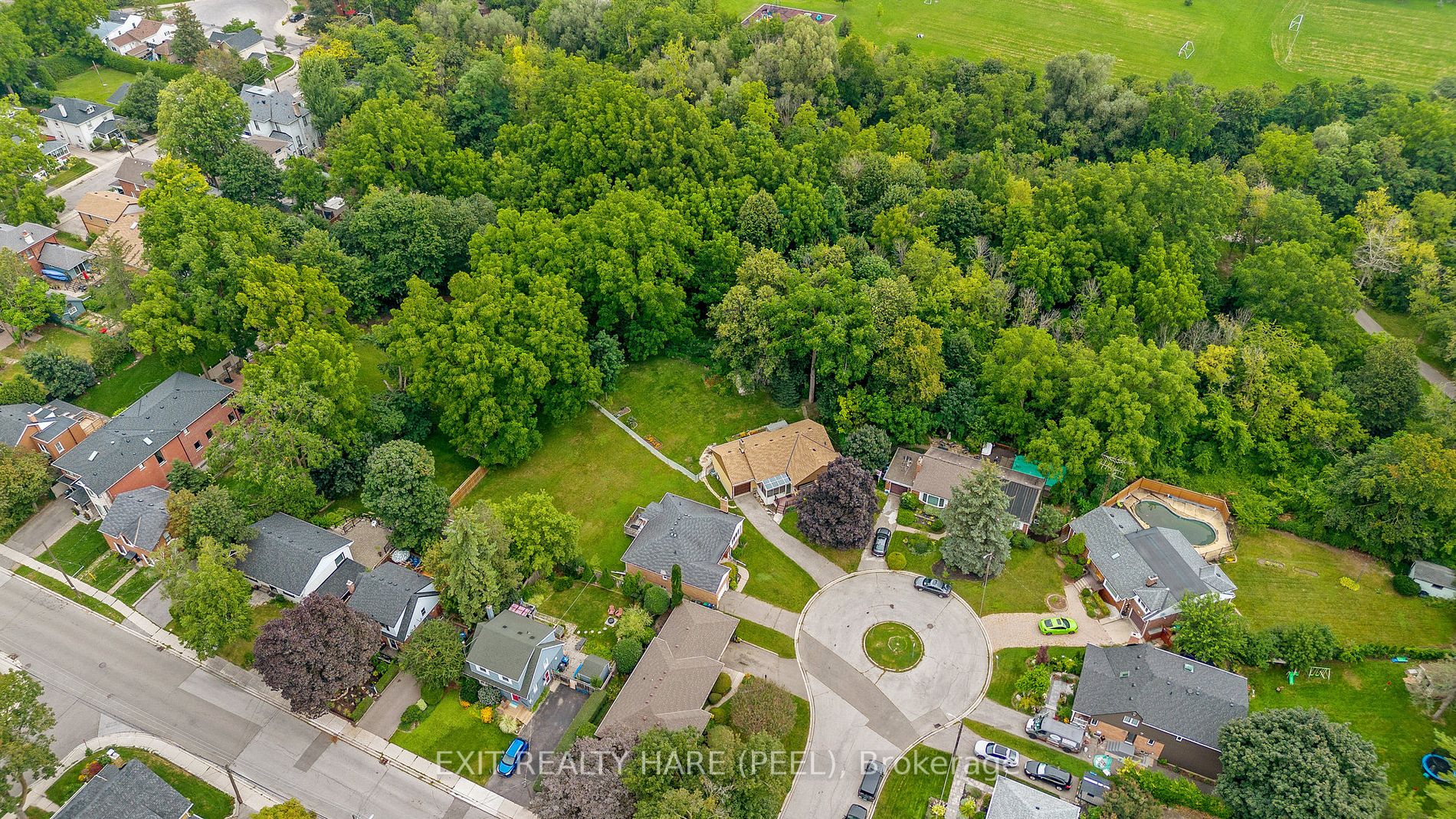 4 Moore Cres