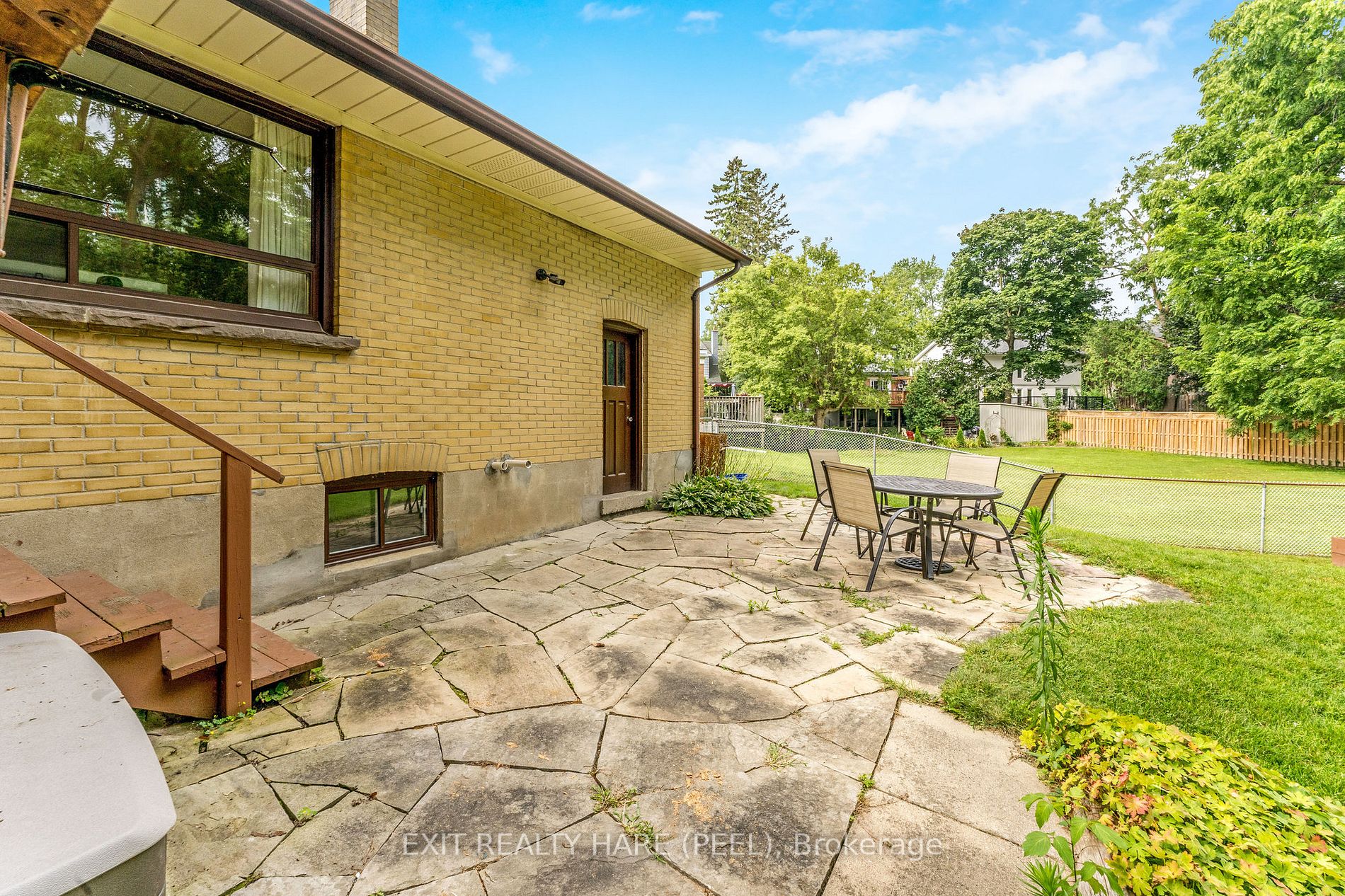 4 Moore Cres