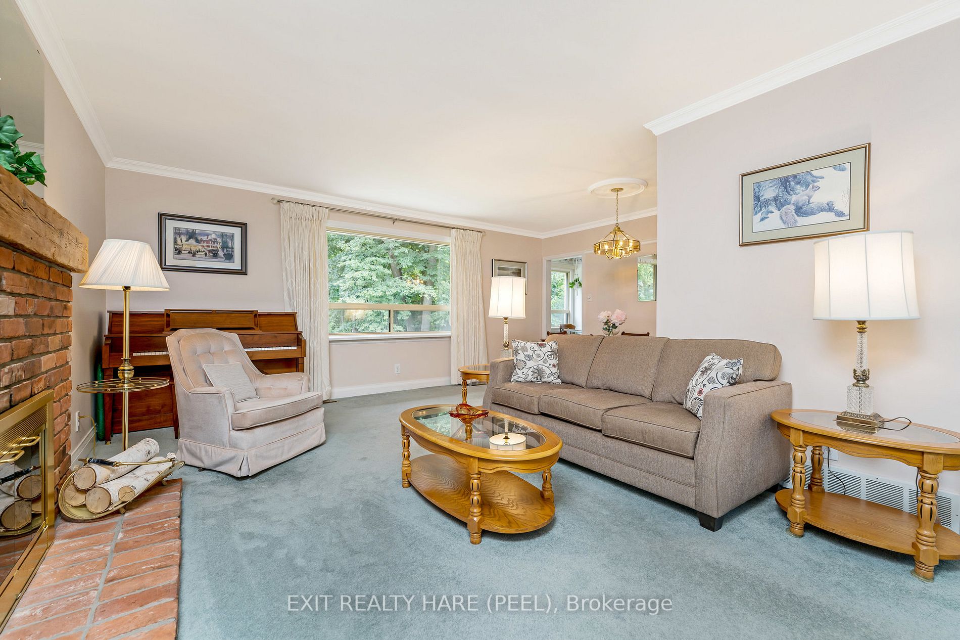 4 Moore Cres