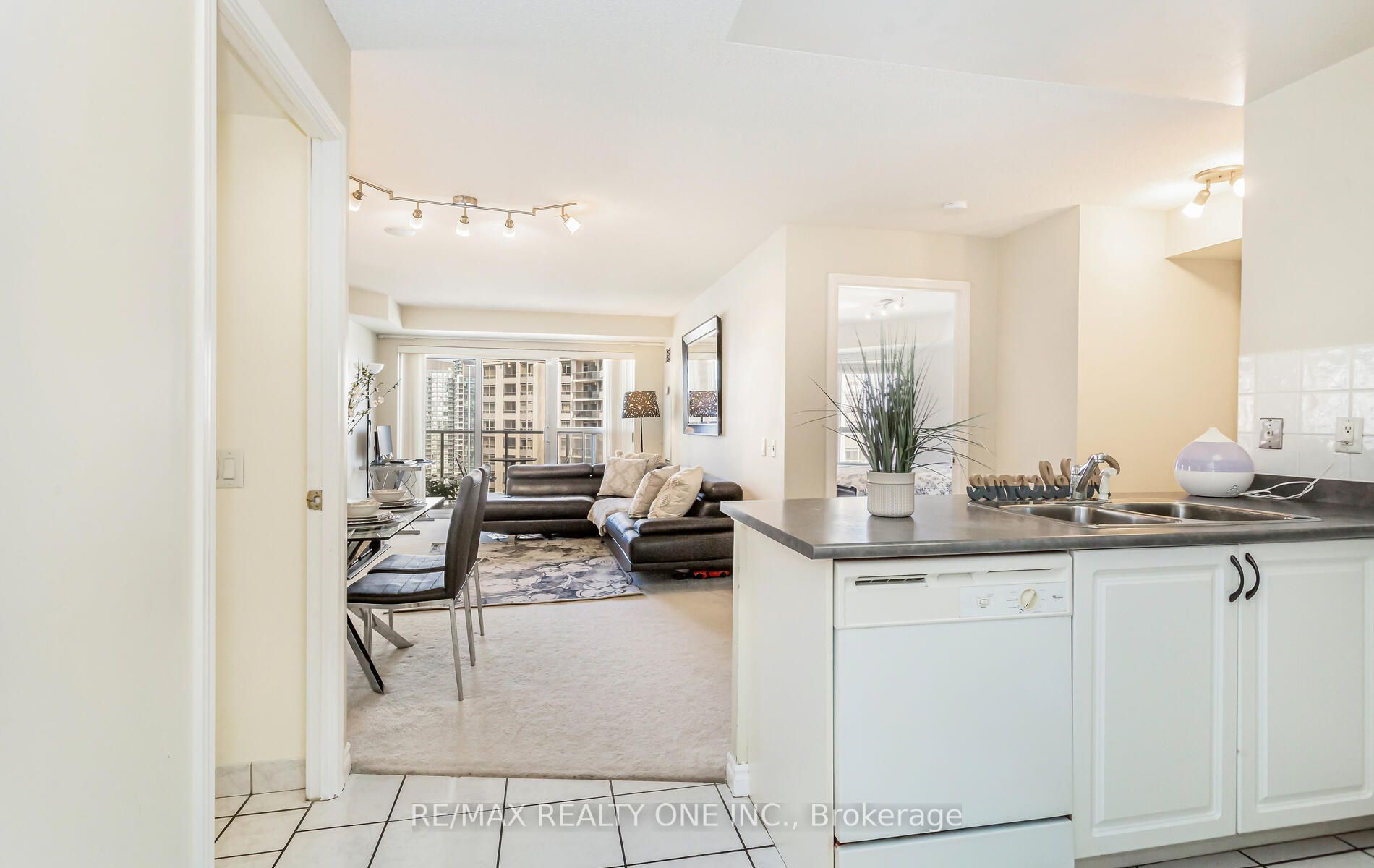 25 Kingsbridge Garden Circ, #2121