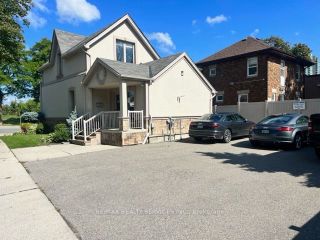 159 Queen St W