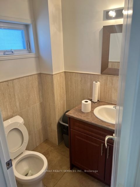 159 Queen St W