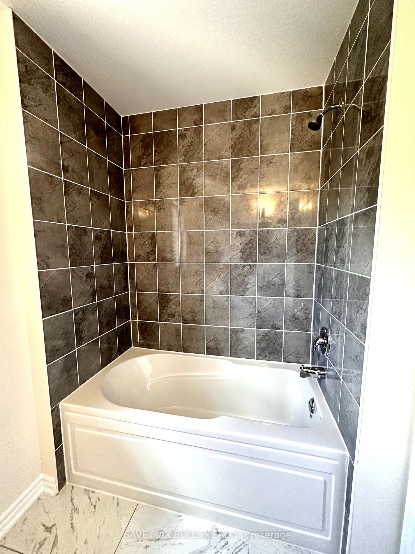 605 Leatherleaf Landing