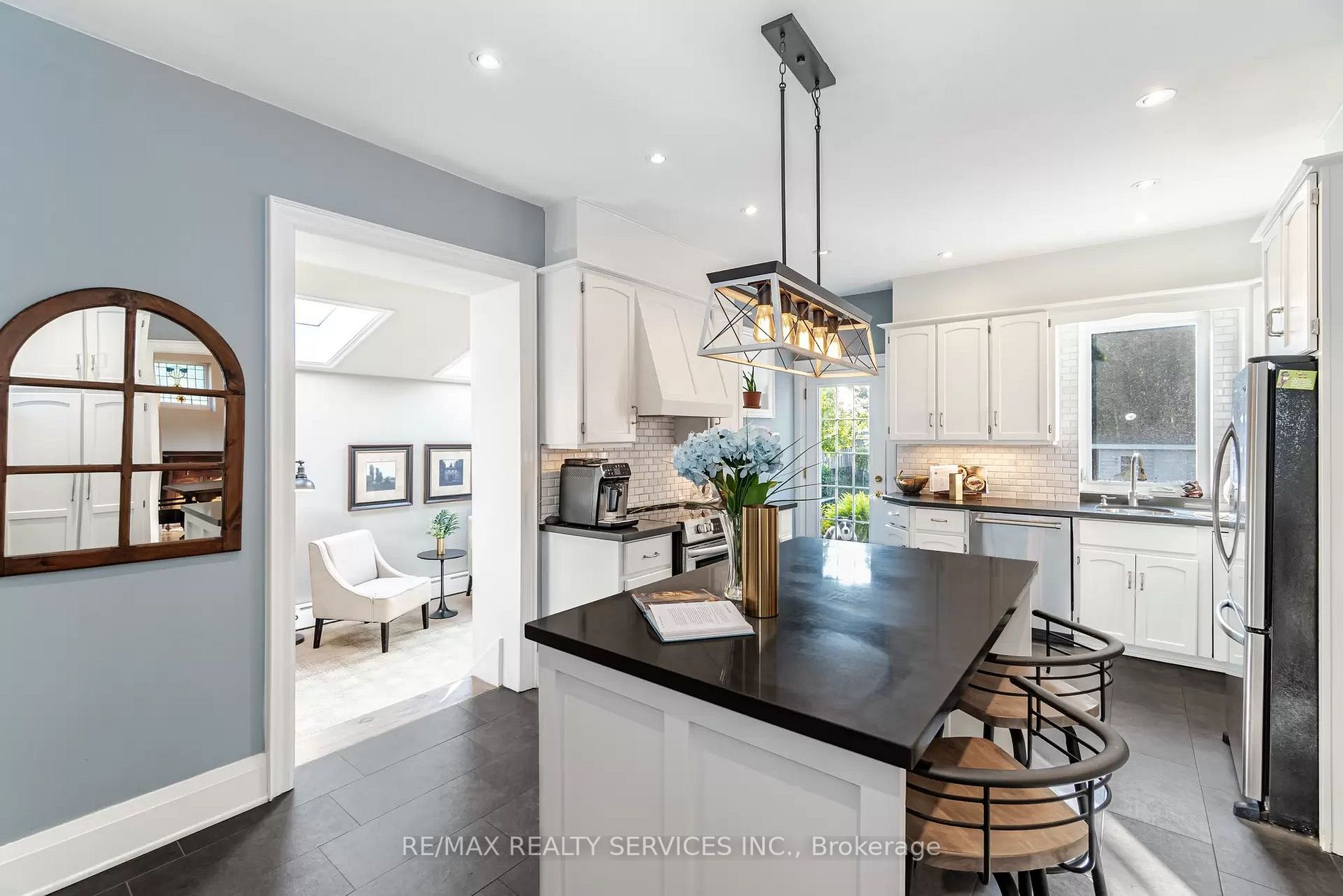 38 Rosedale Ave W