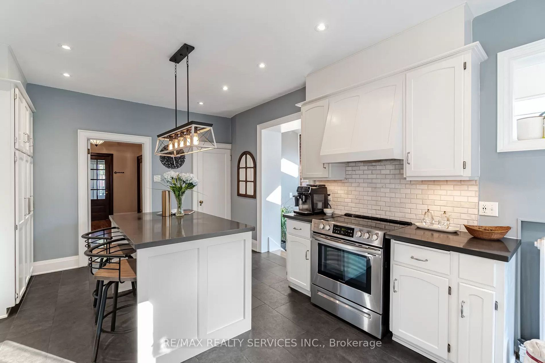 38 Rosedale Ave W