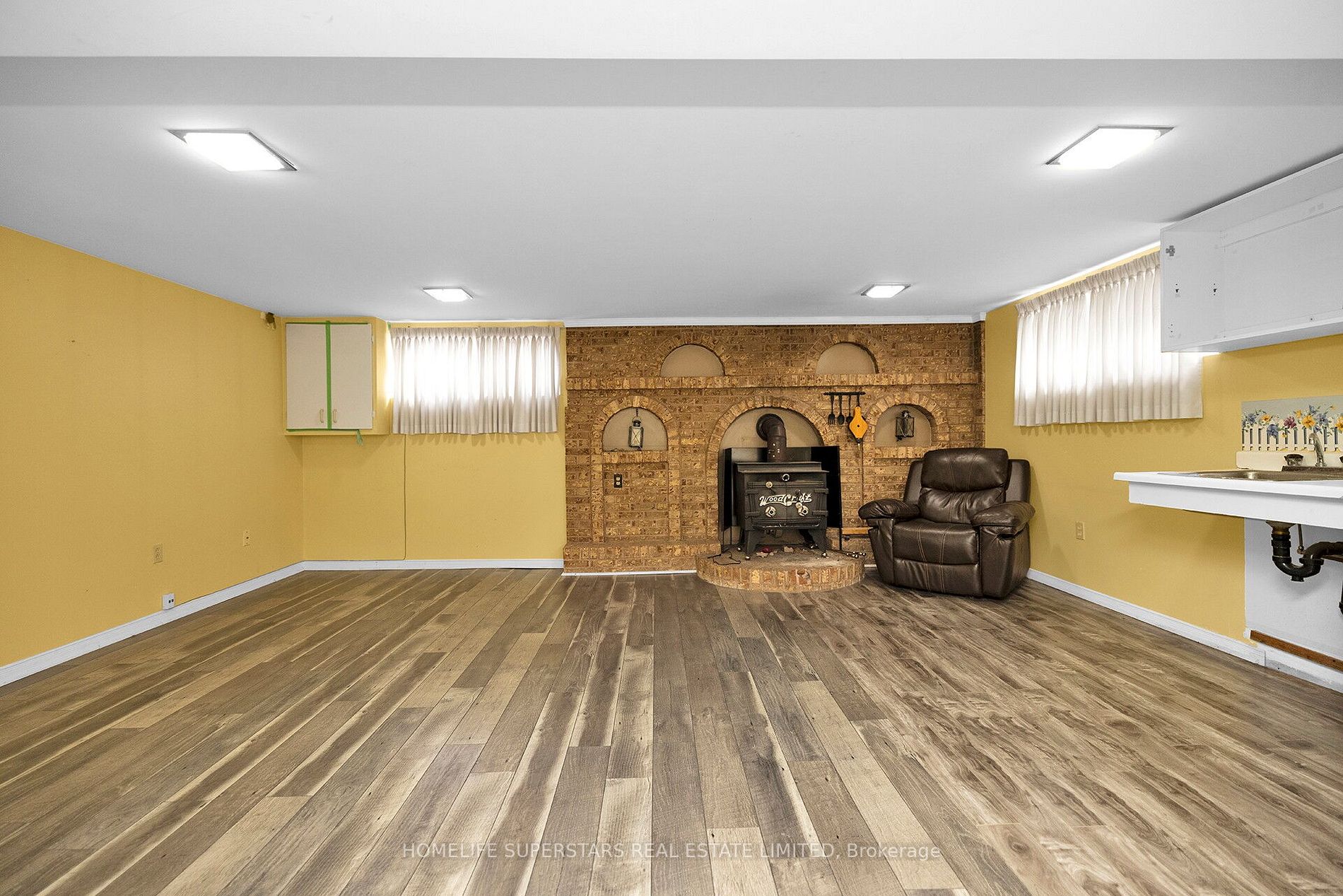 542 Weynway Crt W