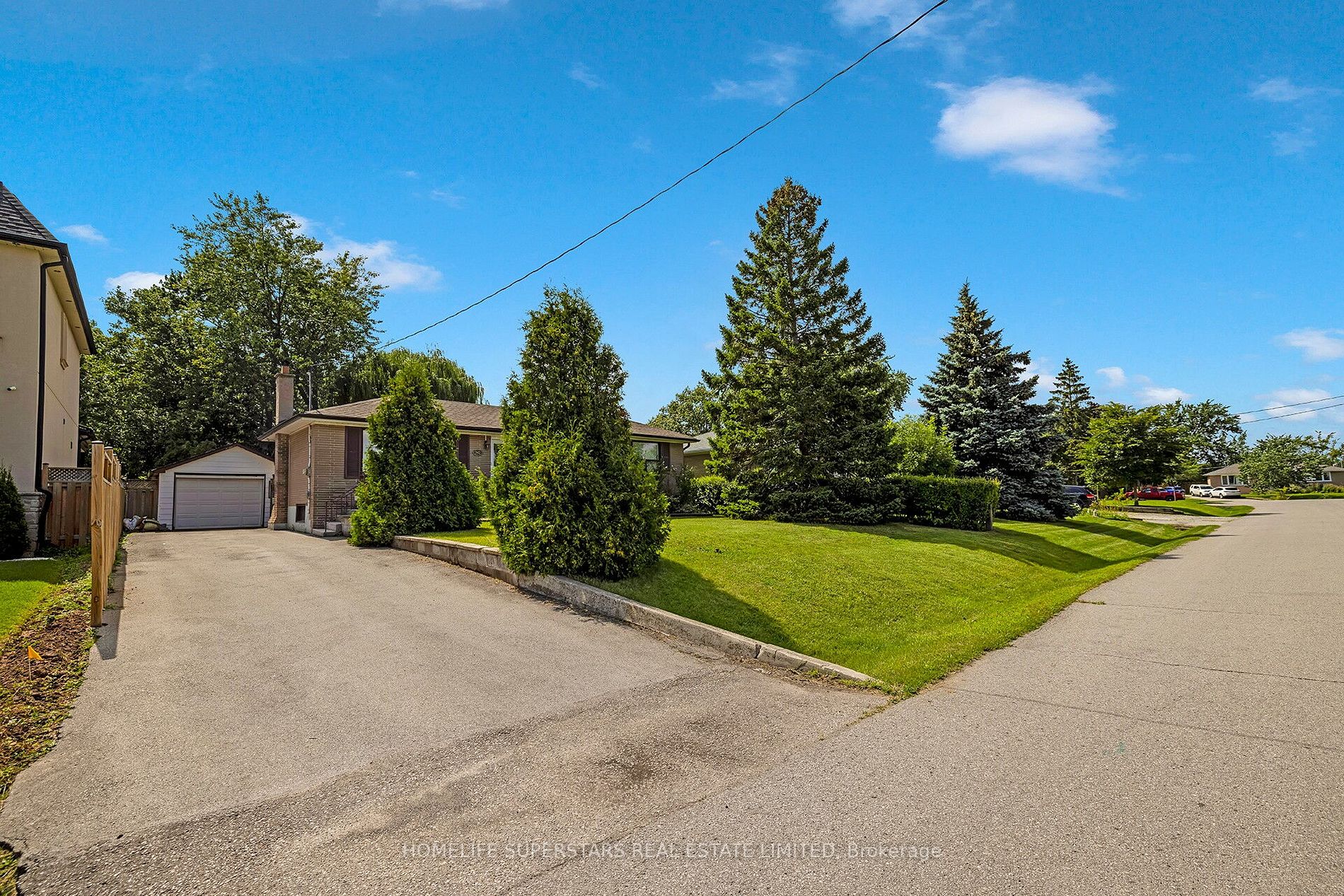 542 Weynway Crt W