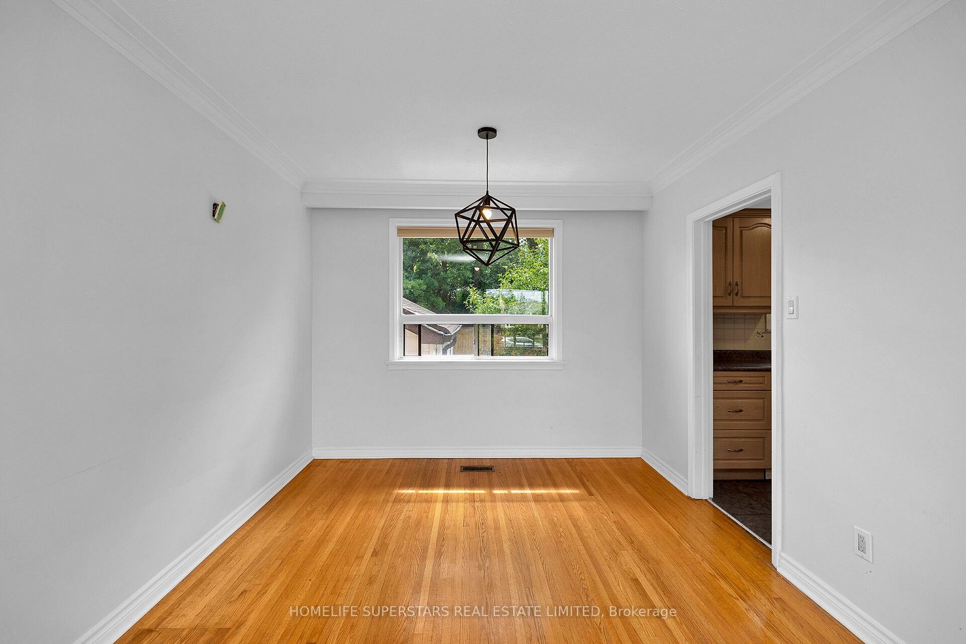 542 Weynway Crt W