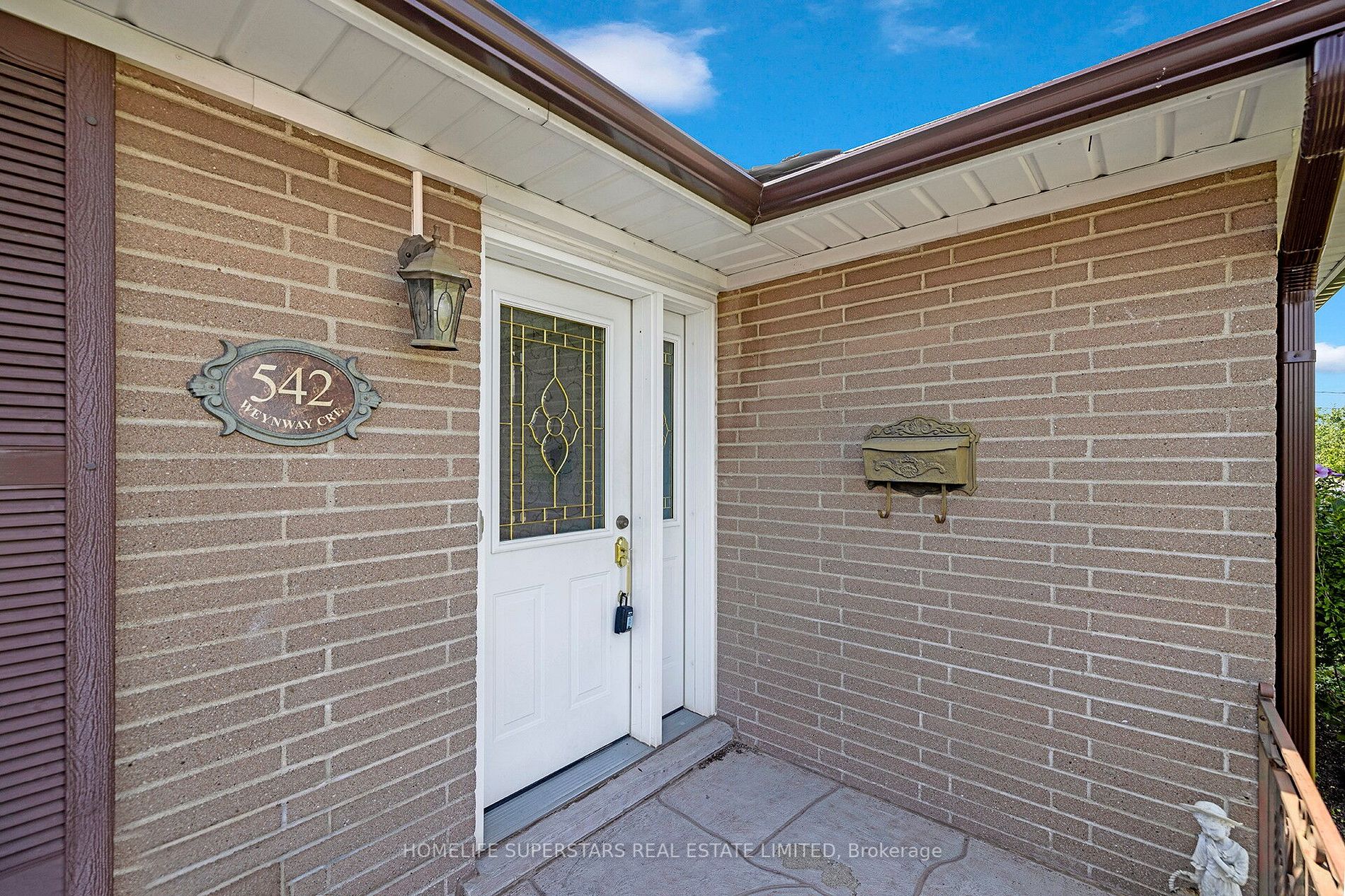 542 Weynway Crt W