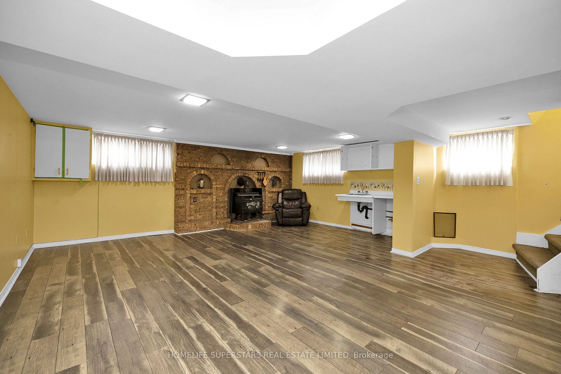 542 Weynway Crt W