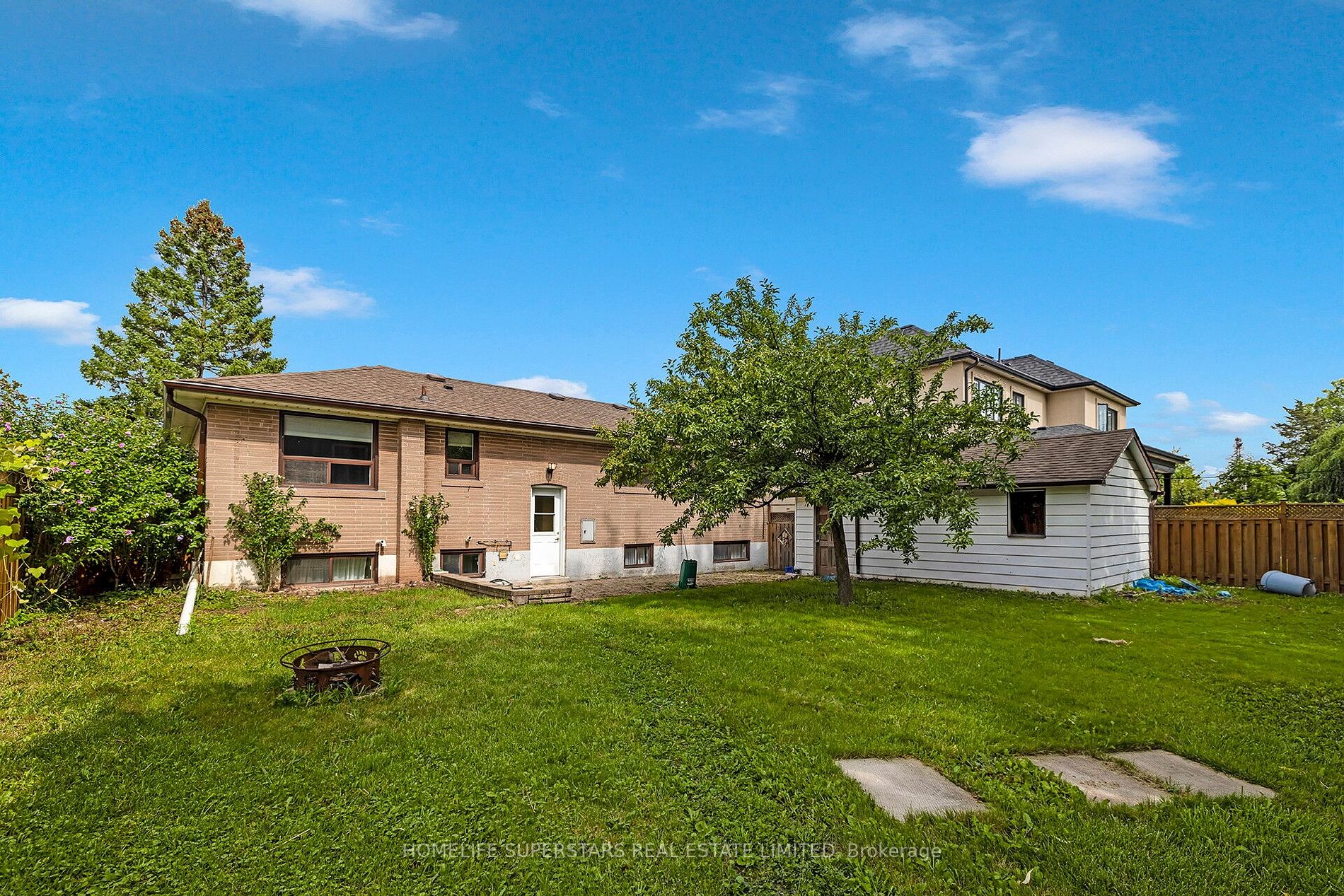 542 Weynway Crt W
