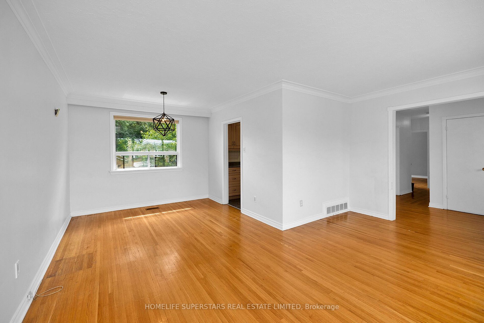 542 Weynway Crt W
