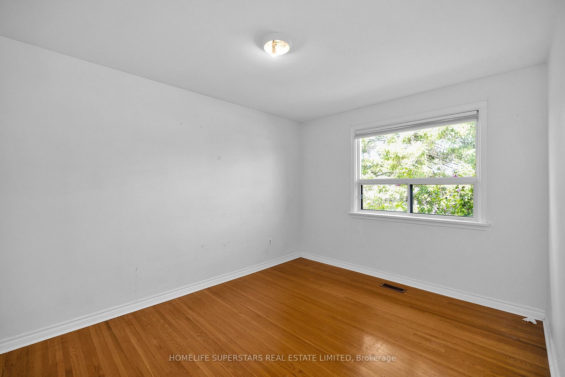 542 Weynway Crt W