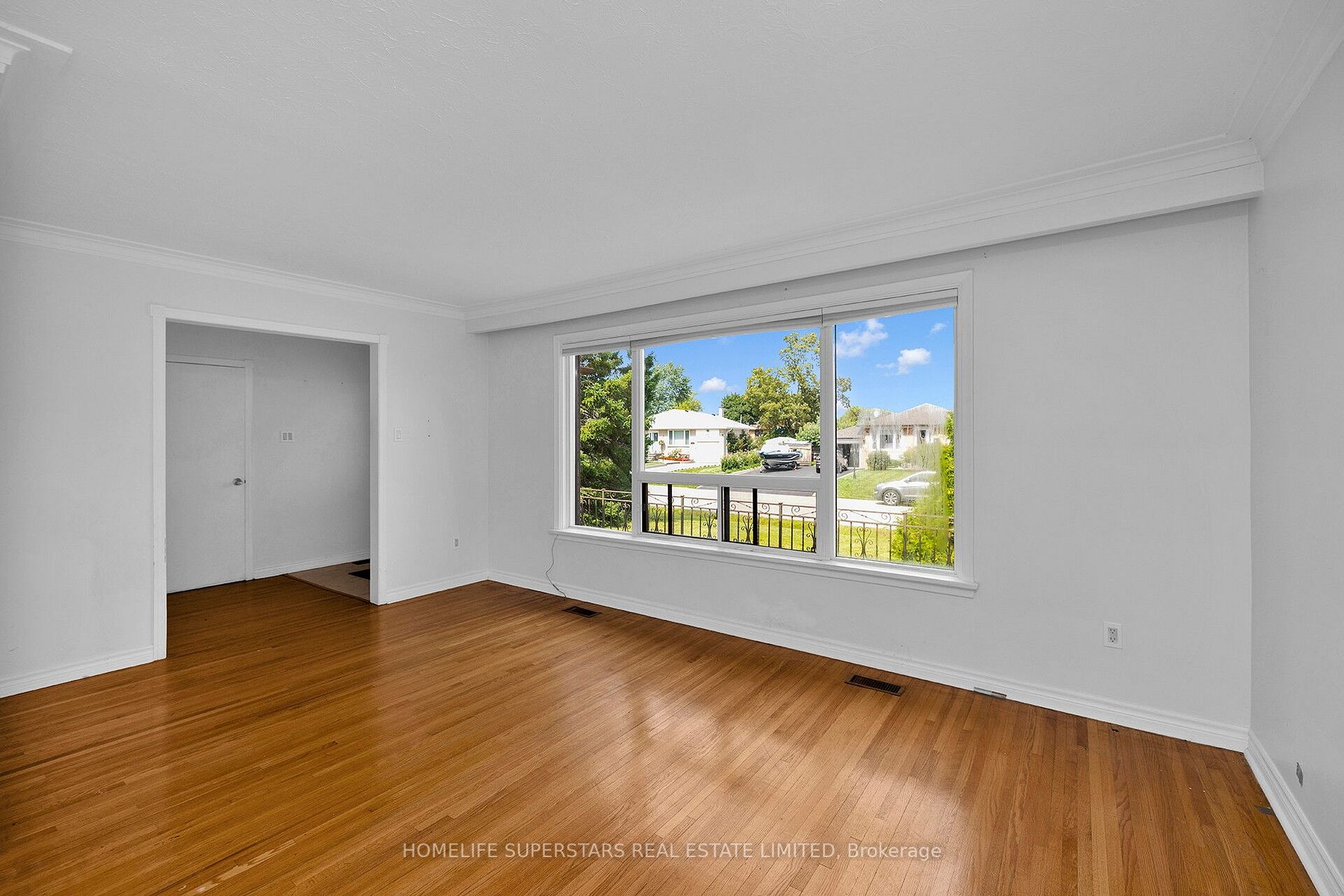 542 Weynway Crt W