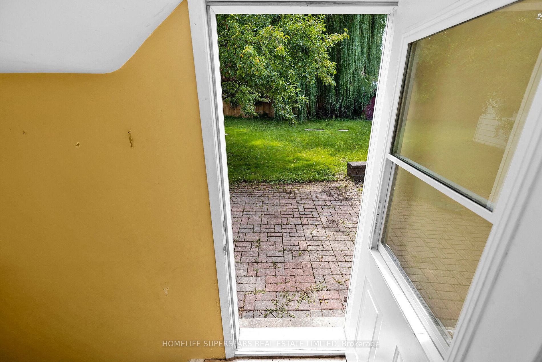 542 Weynway Crt W
