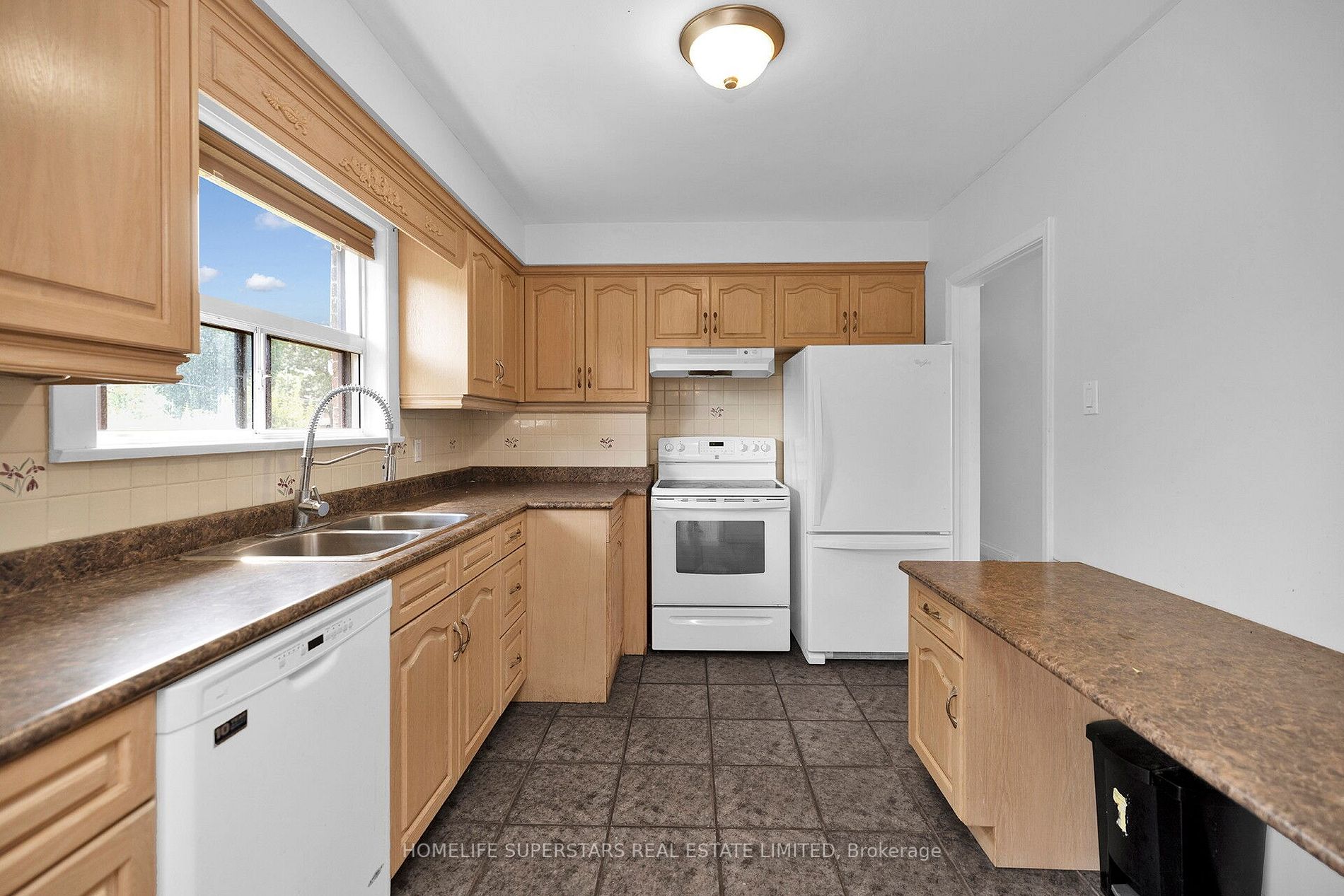 542 Weynway Crt W