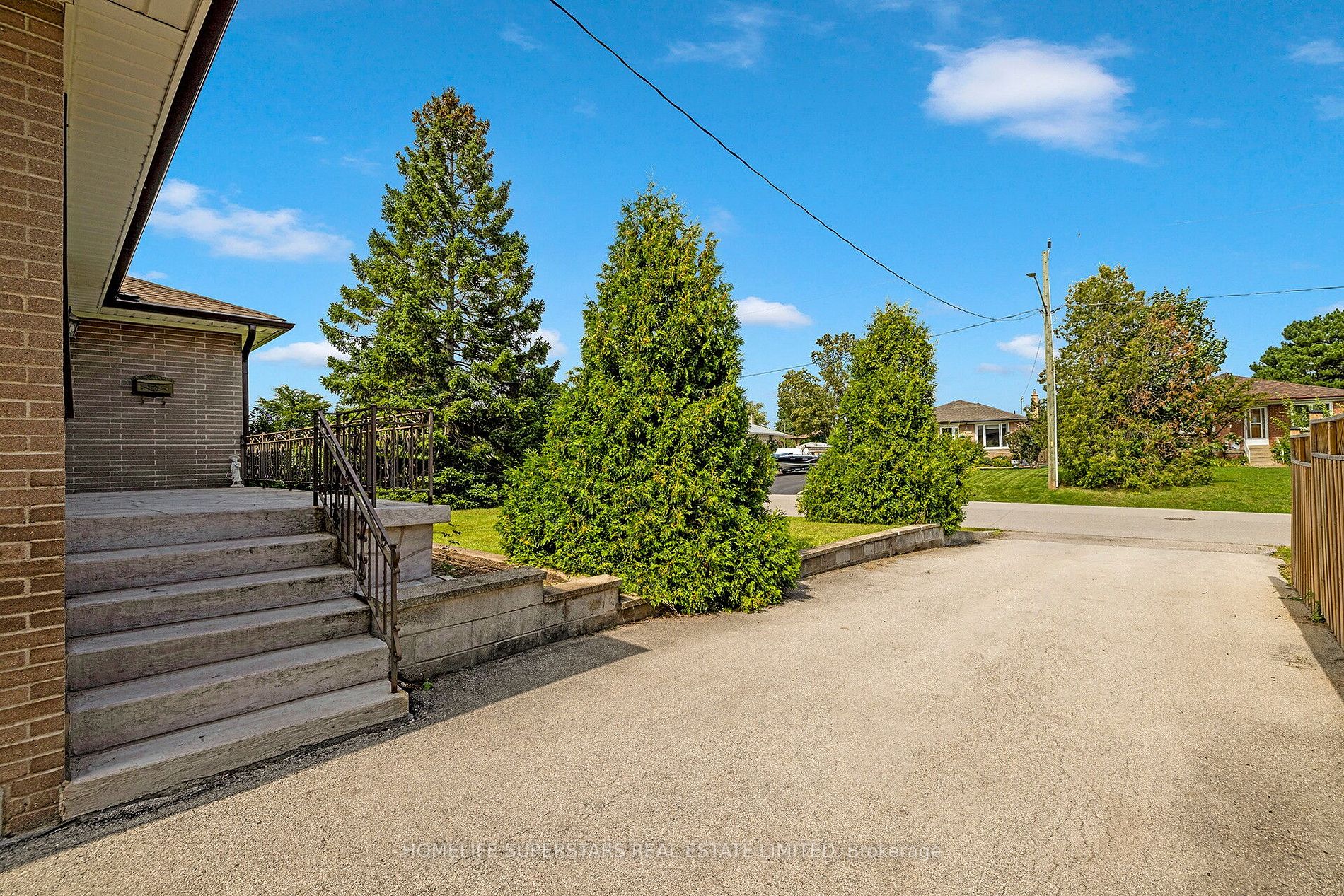 542 Weynway Crt W