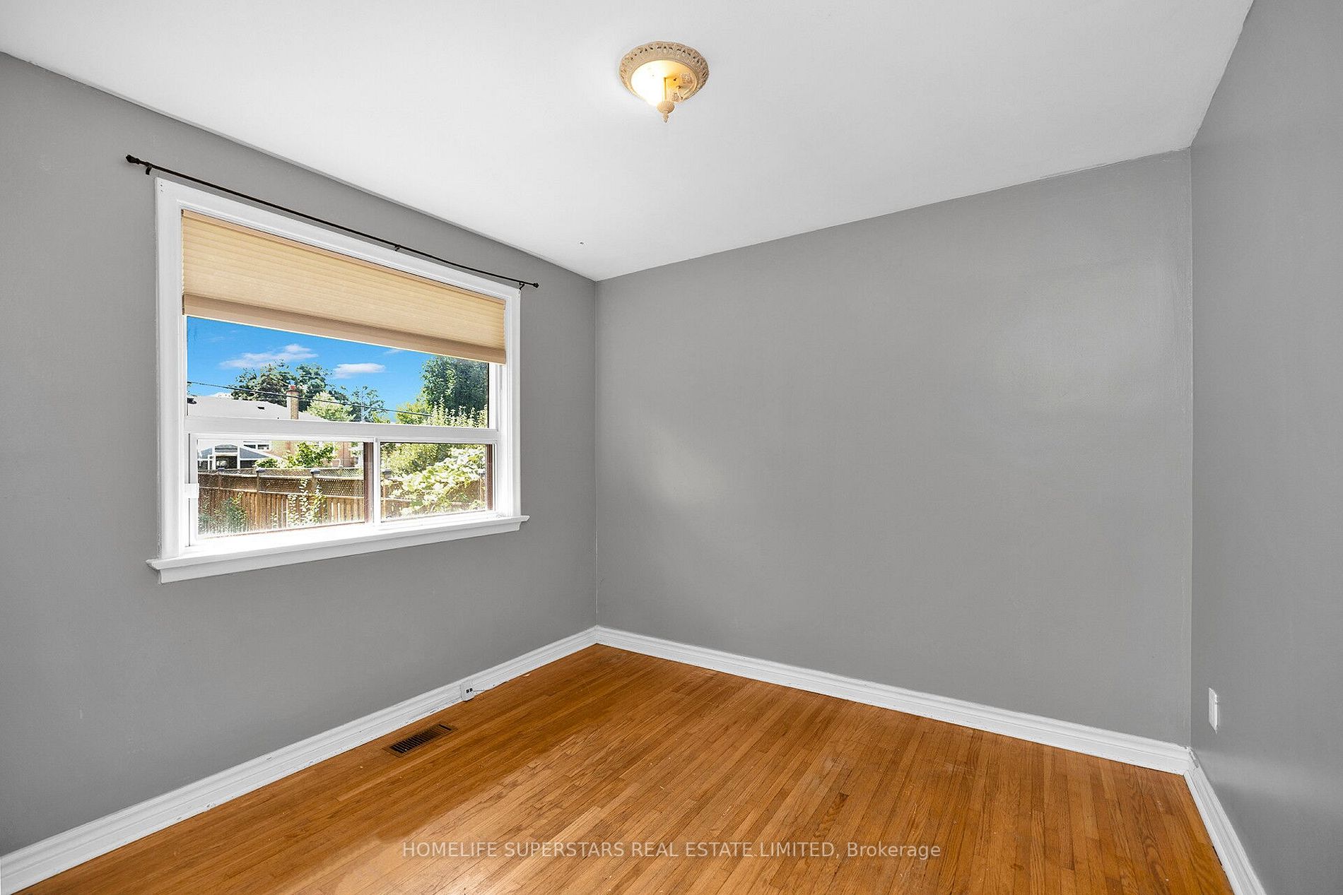 542 Weynway Crt W