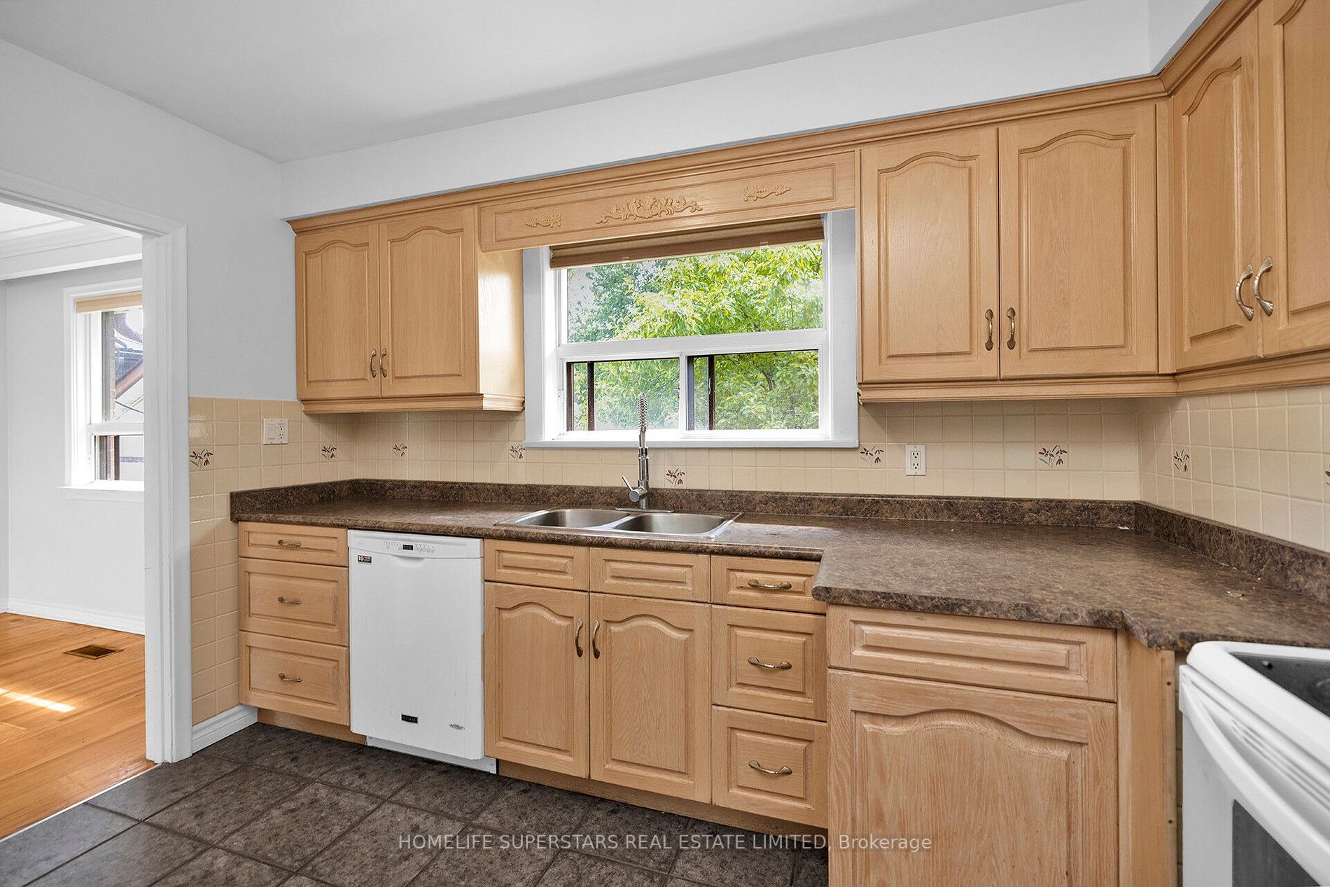 542 Weynway Crt W