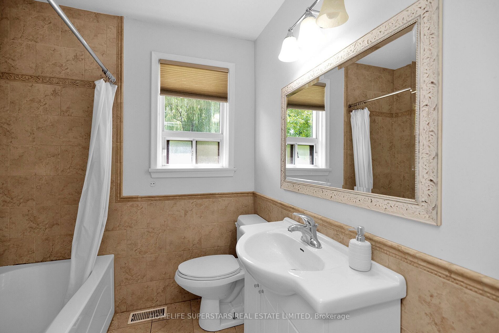 542 Weynway Crt W