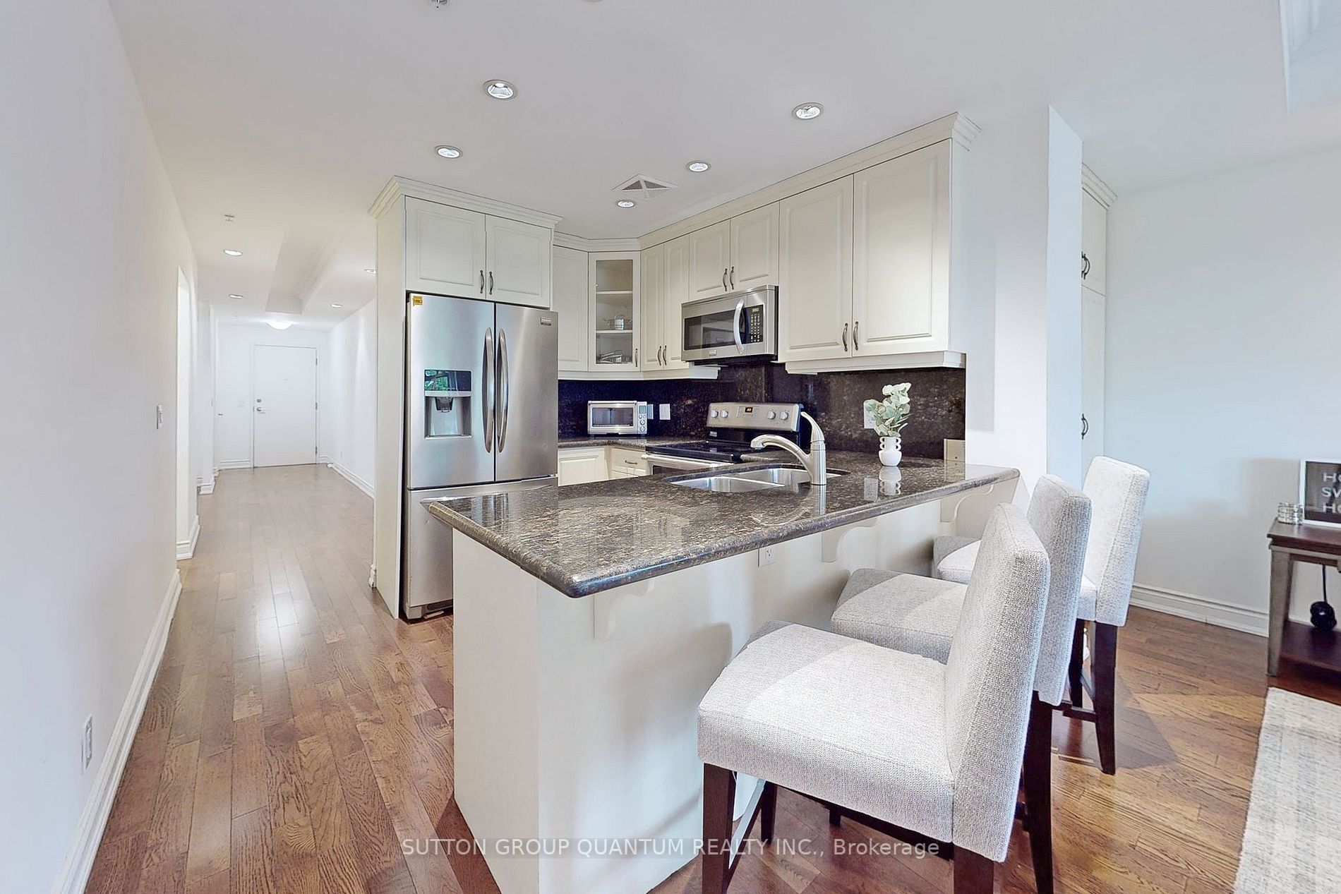 205 Lakeshore Rd W, #304