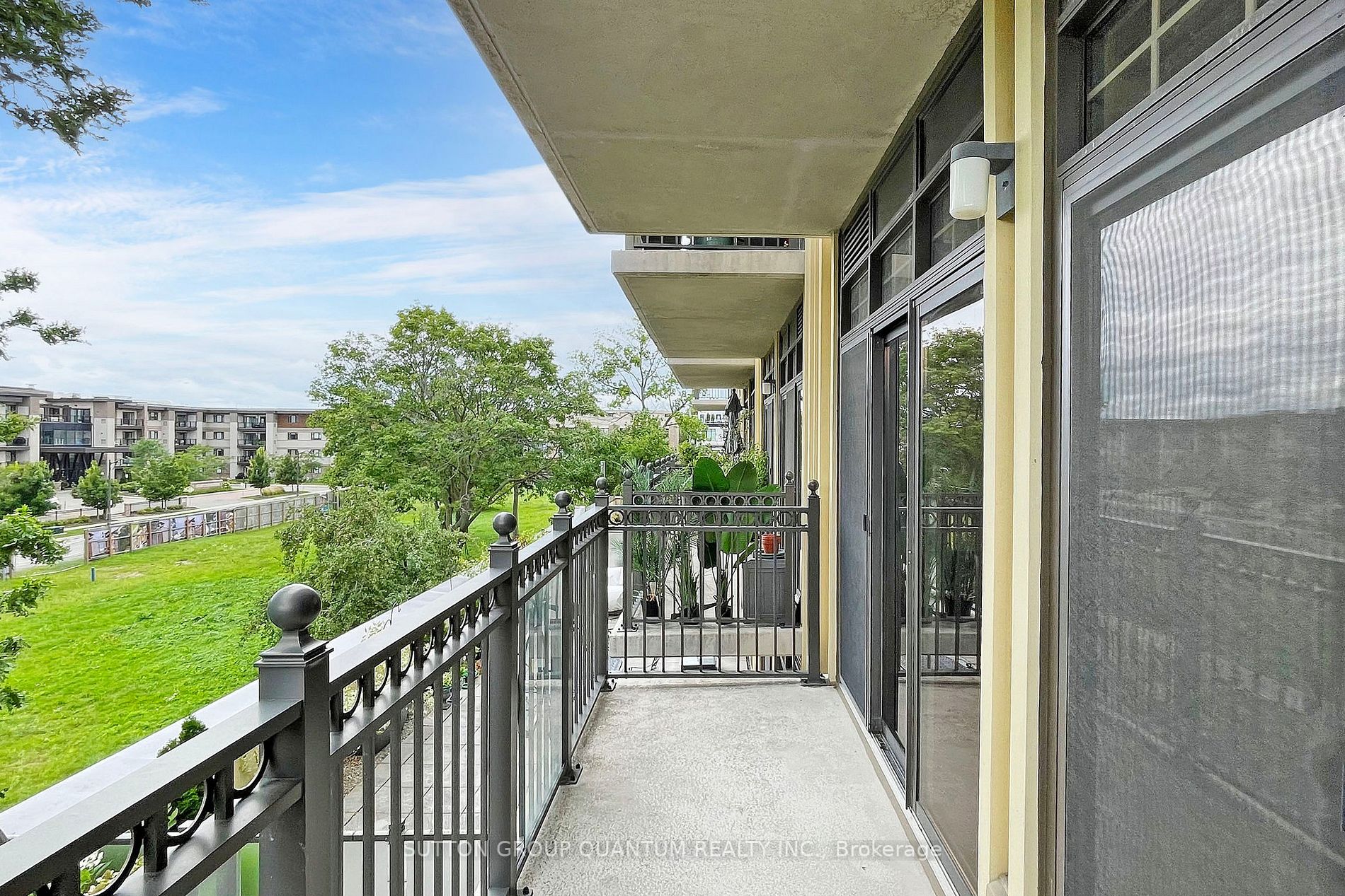 205 Lakeshore Rd W, #304