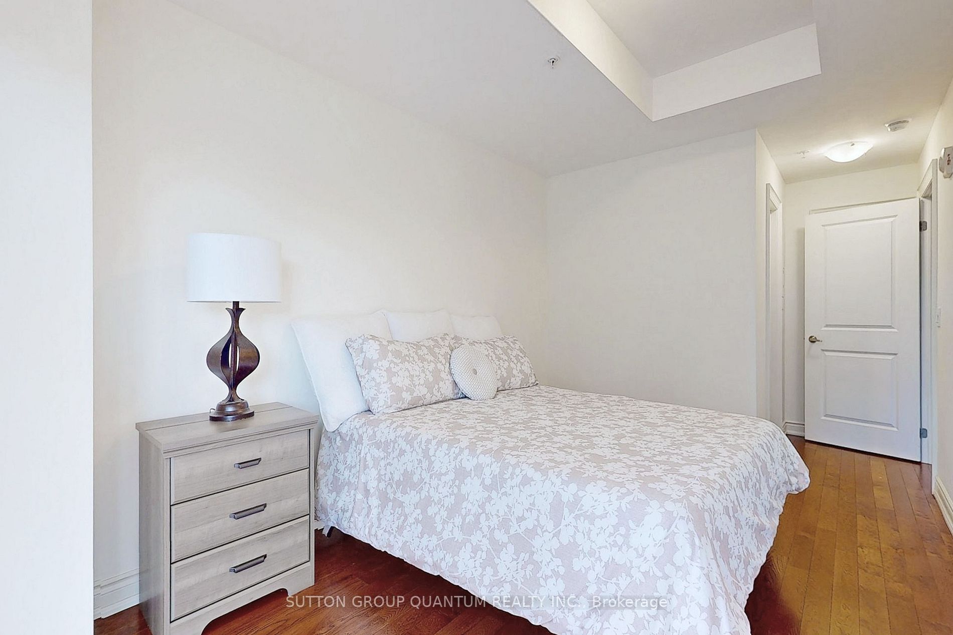 205 Lakeshore Rd W, #304
