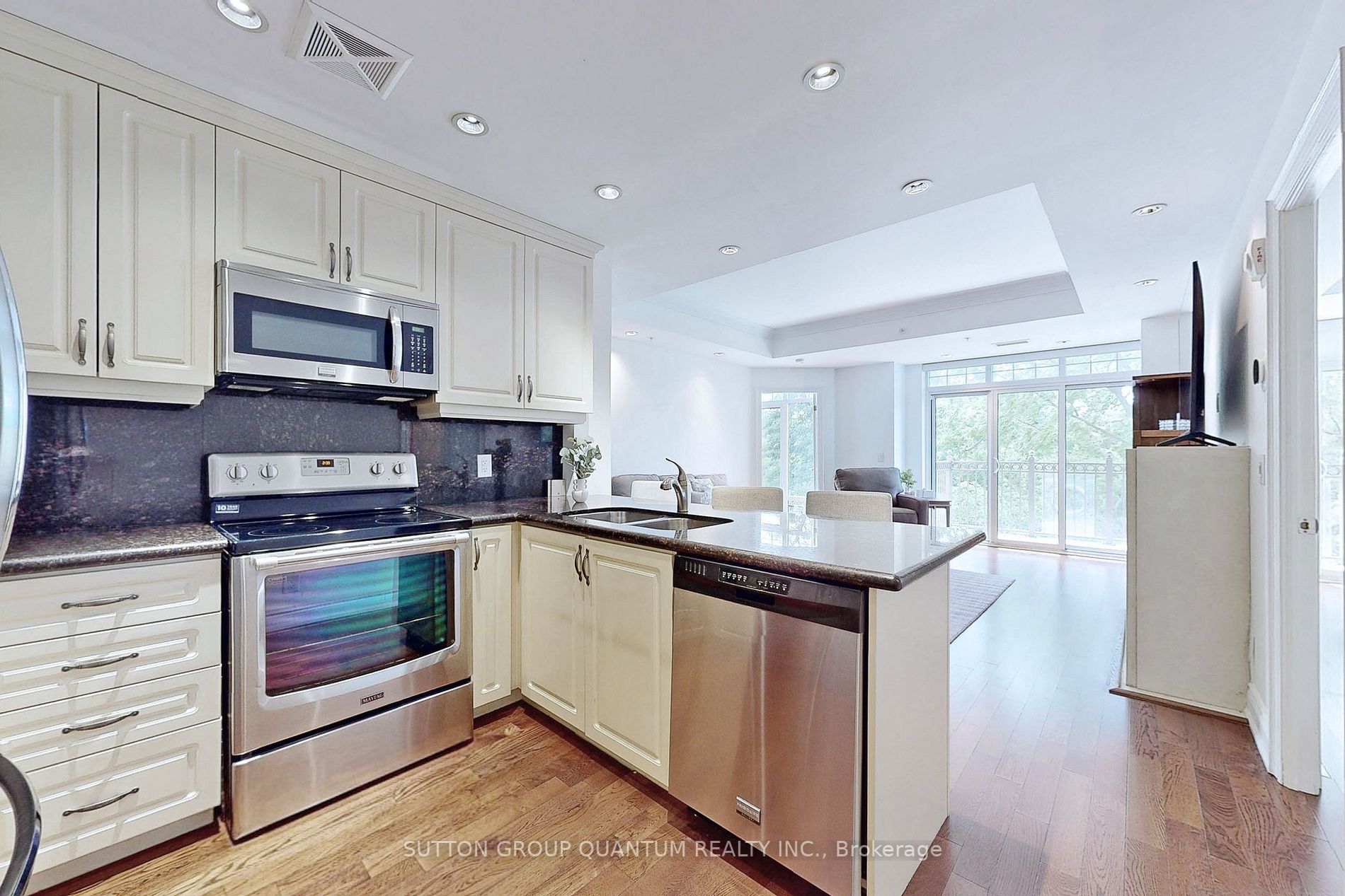 205 Lakeshore Rd W, #304
