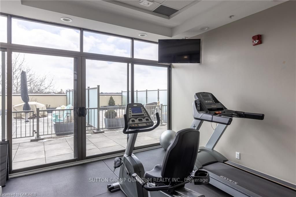 205 Lakeshore Rd W, #304