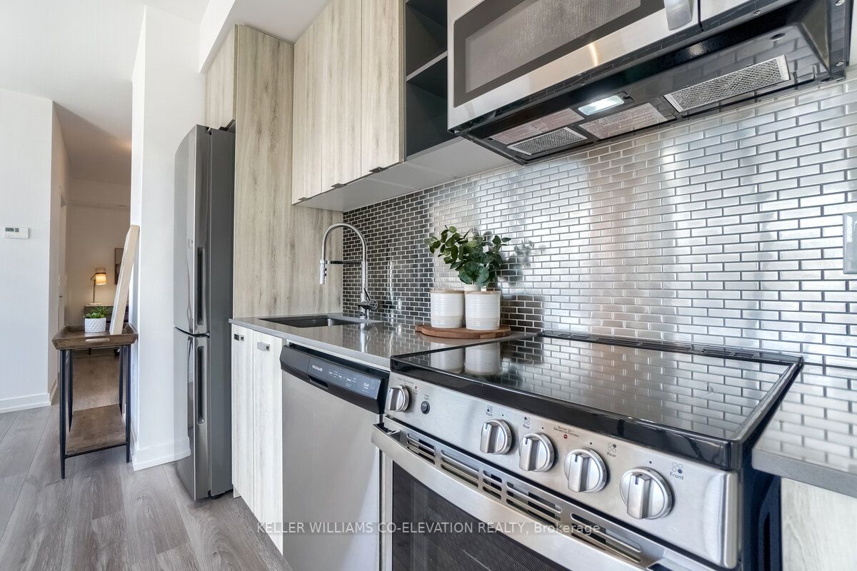 10 De Boers Dr, #601