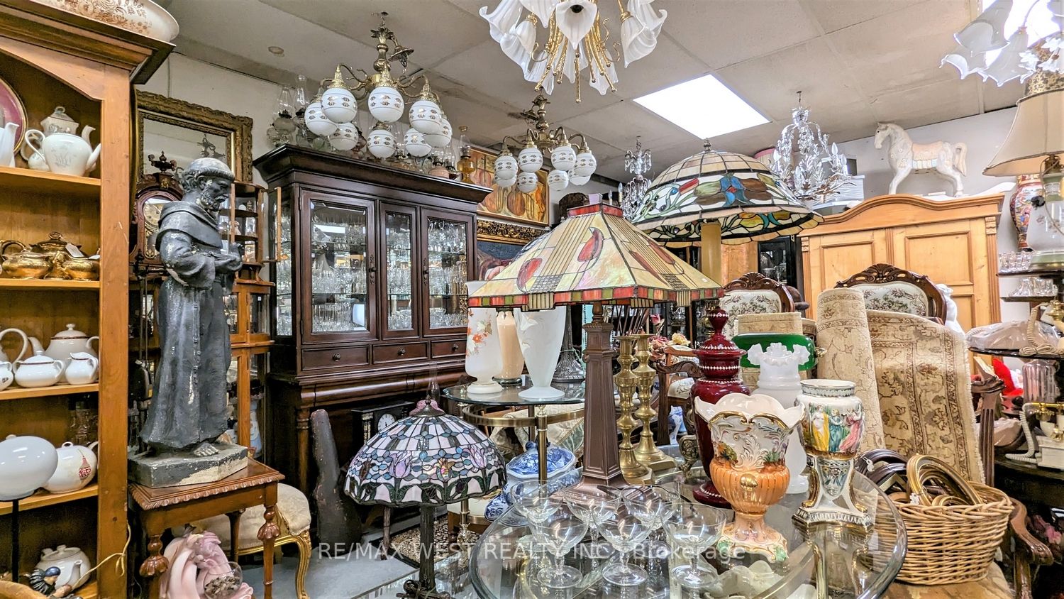 28 Roncesvalles Ave