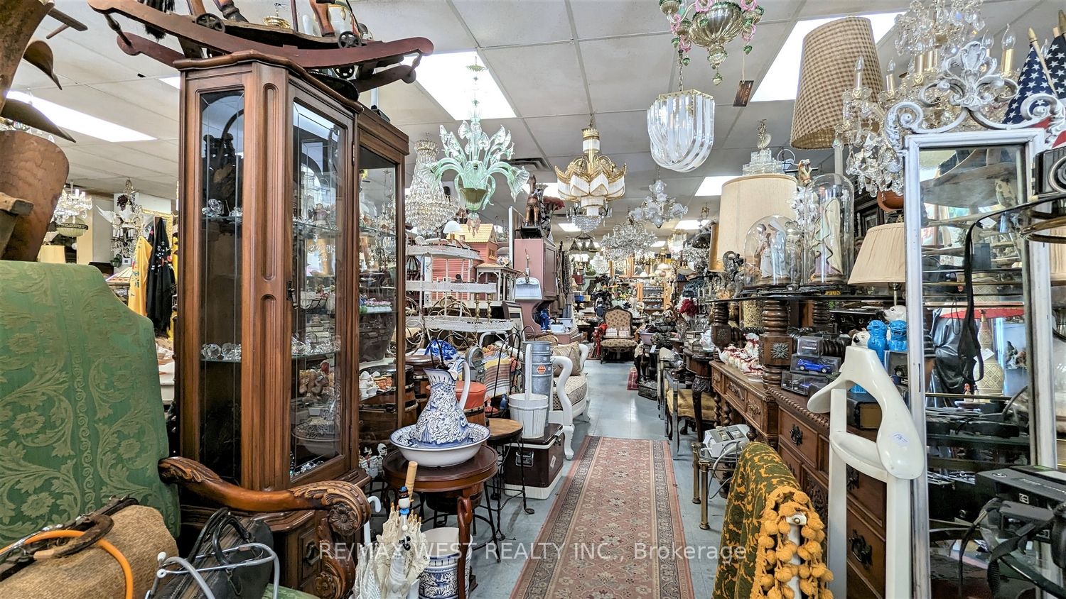 28 Roncesvalles Ave