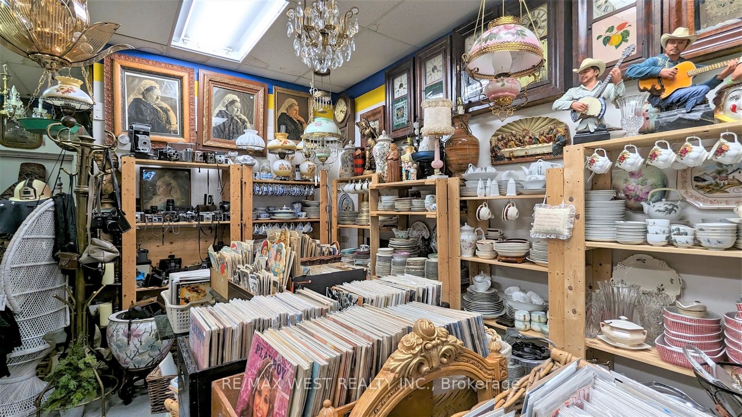 28 Roncesvalles Ave