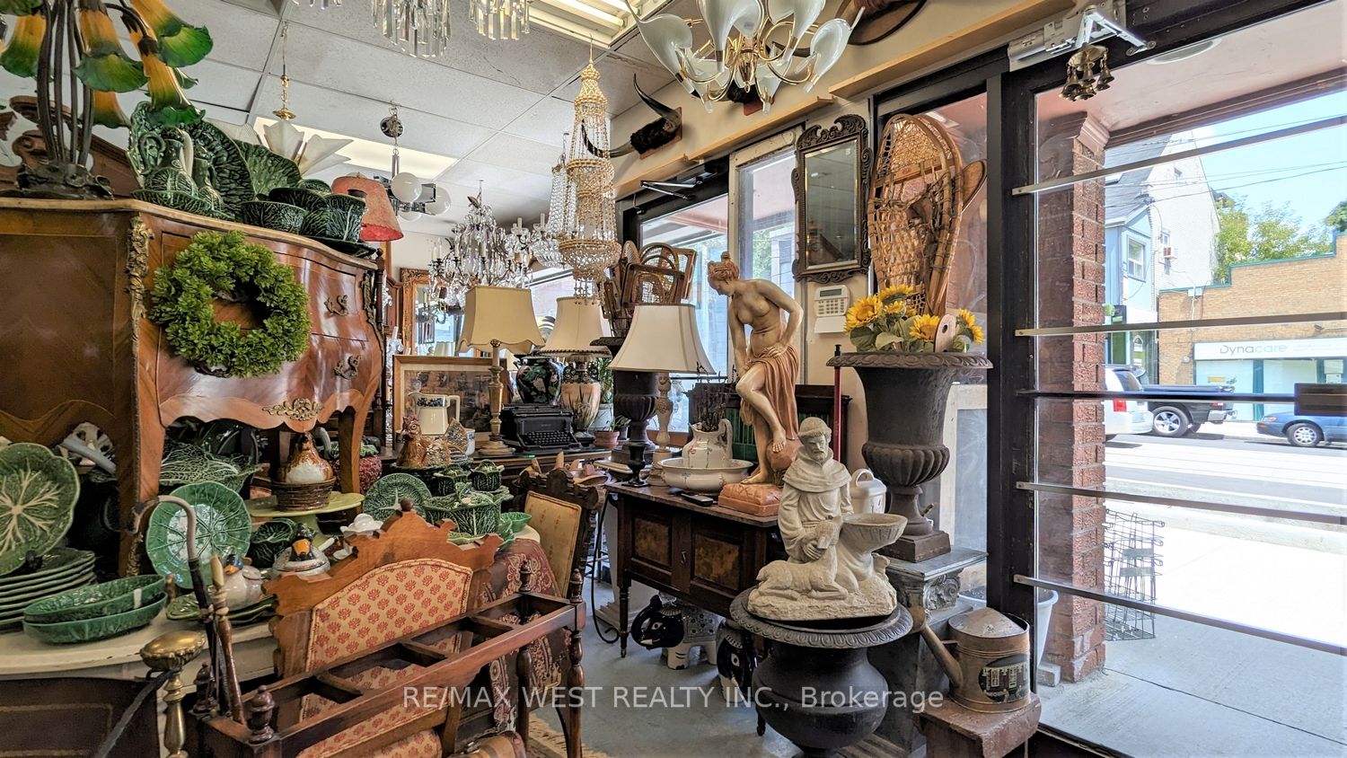 28 Roncesvalles Ave