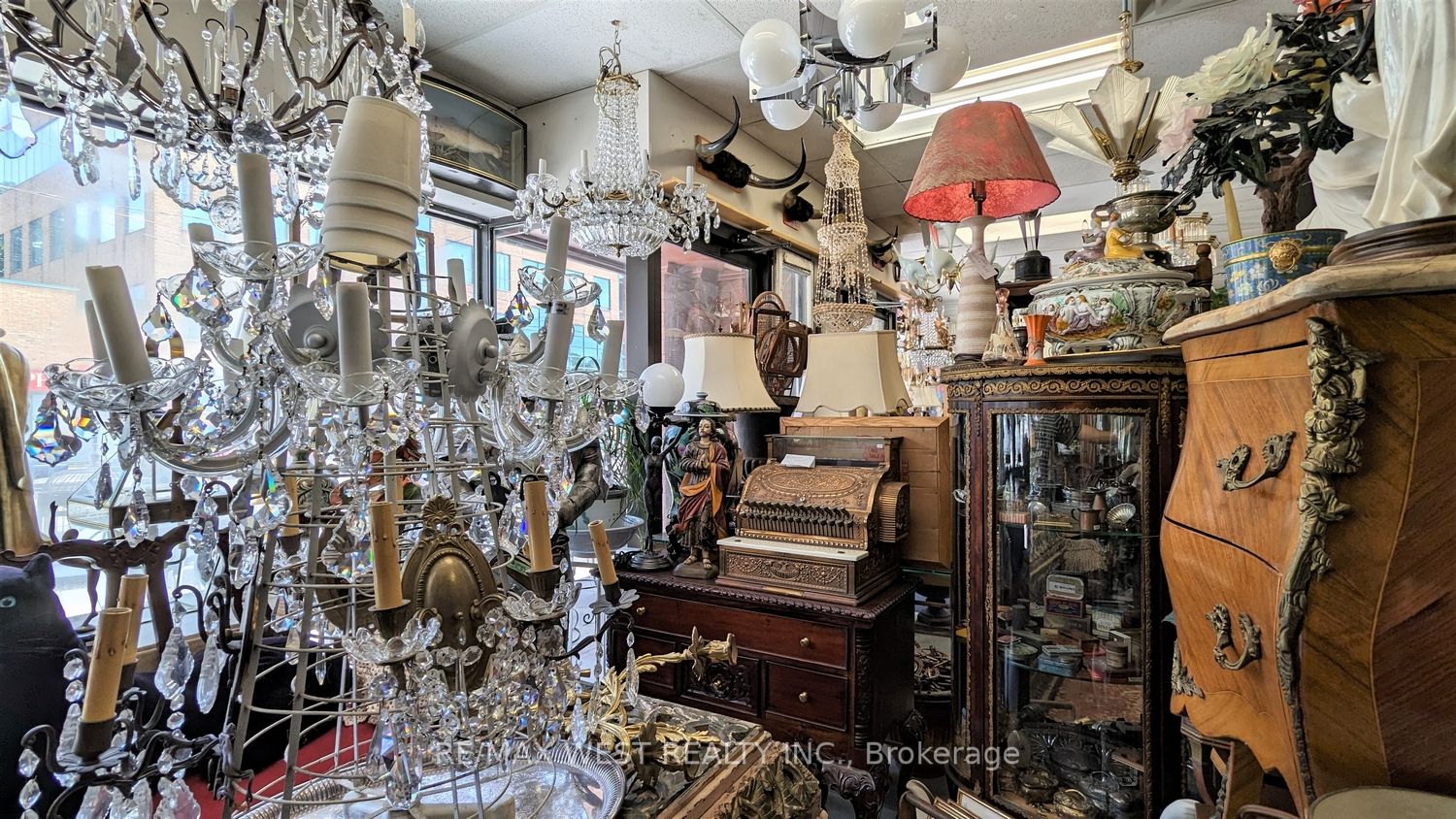 28 Roncesvalles Ave