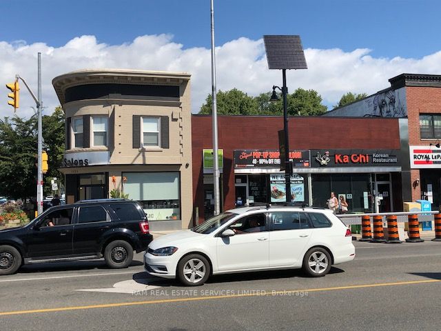 2322 Bloor St W