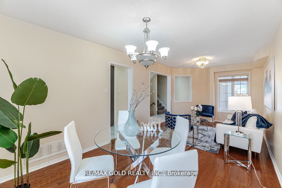 33 Willow Park Dr