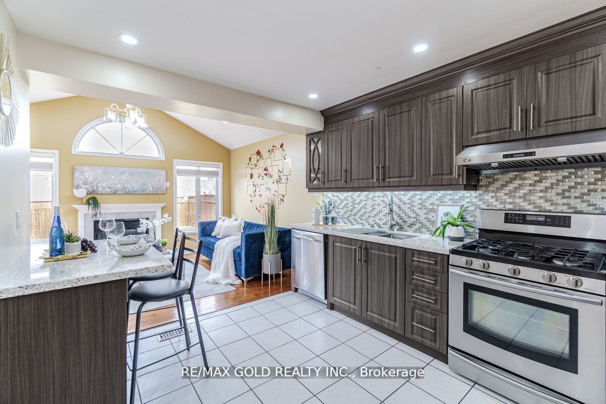 33 Willow Park Dr