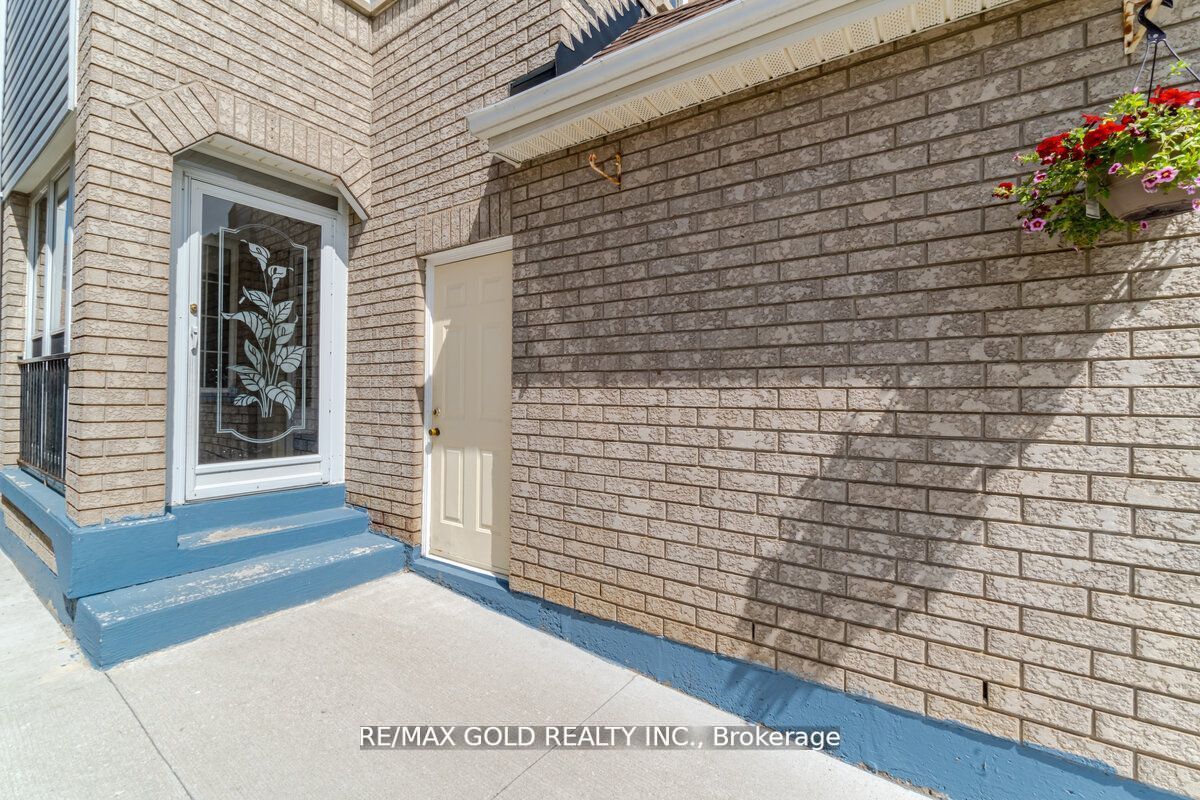33 Willow Park Dr