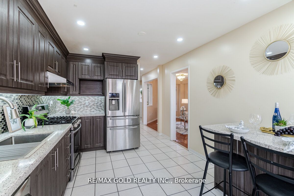 33 Willow Park Dr