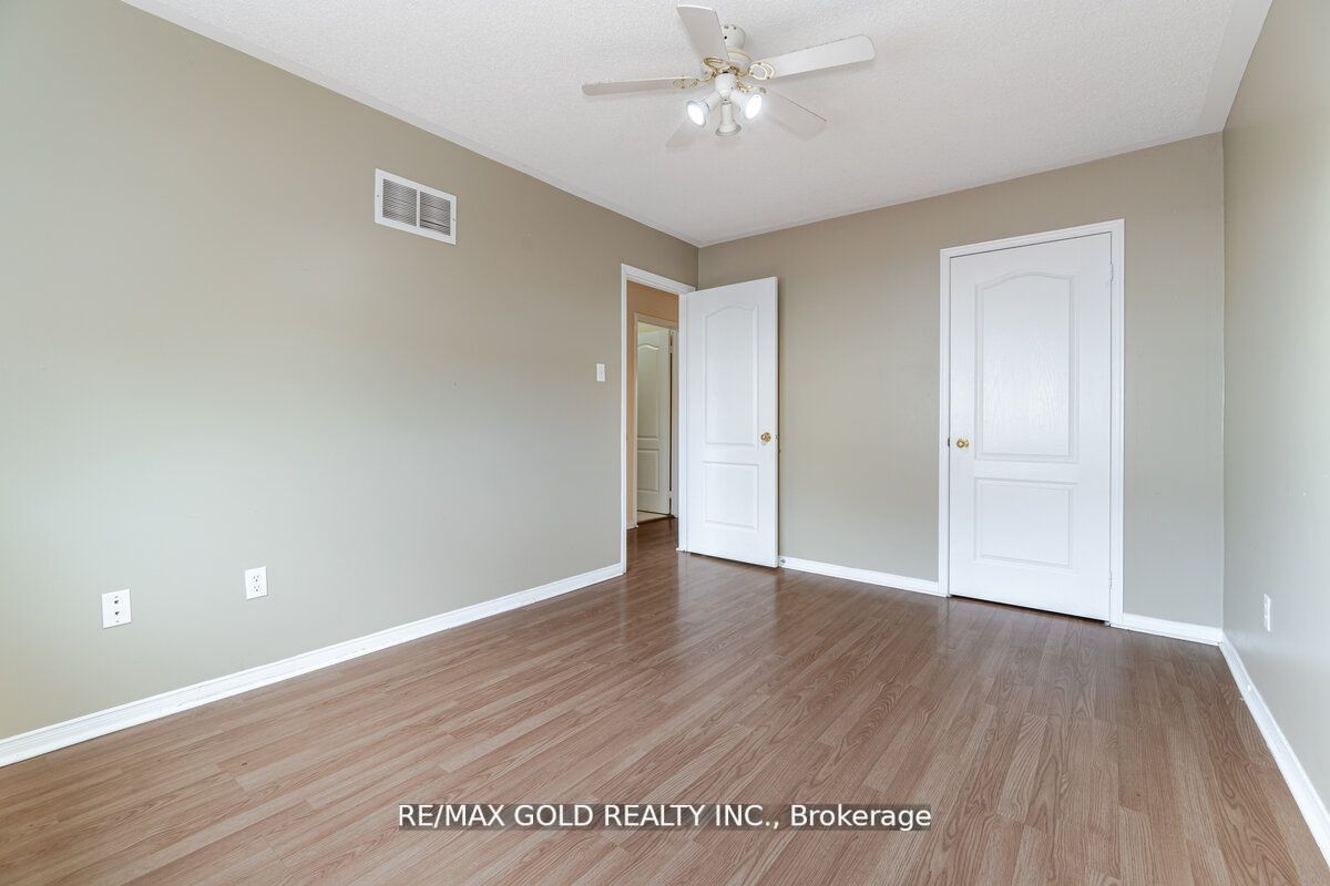 33 Willow Park Dr
