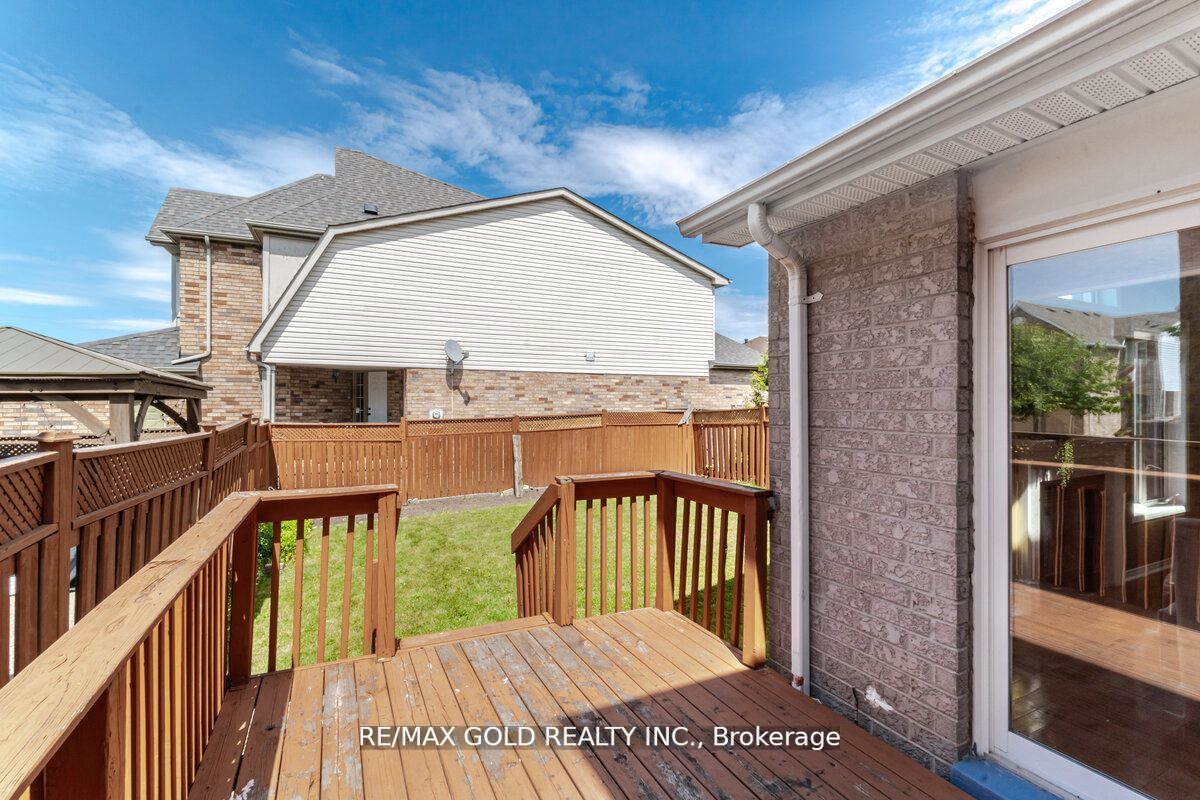 33 Willow Park Dr