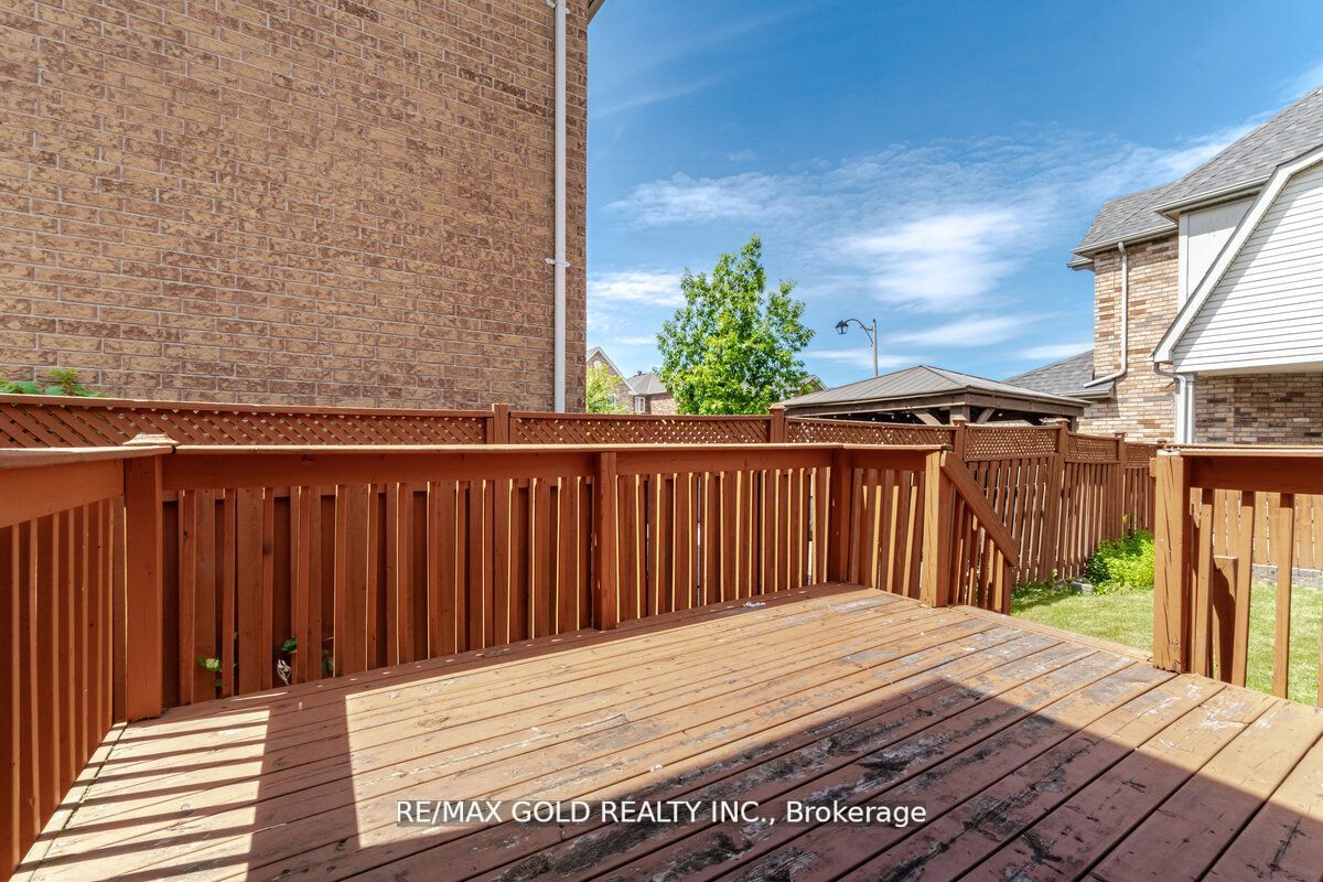 33 Willow Park Dr