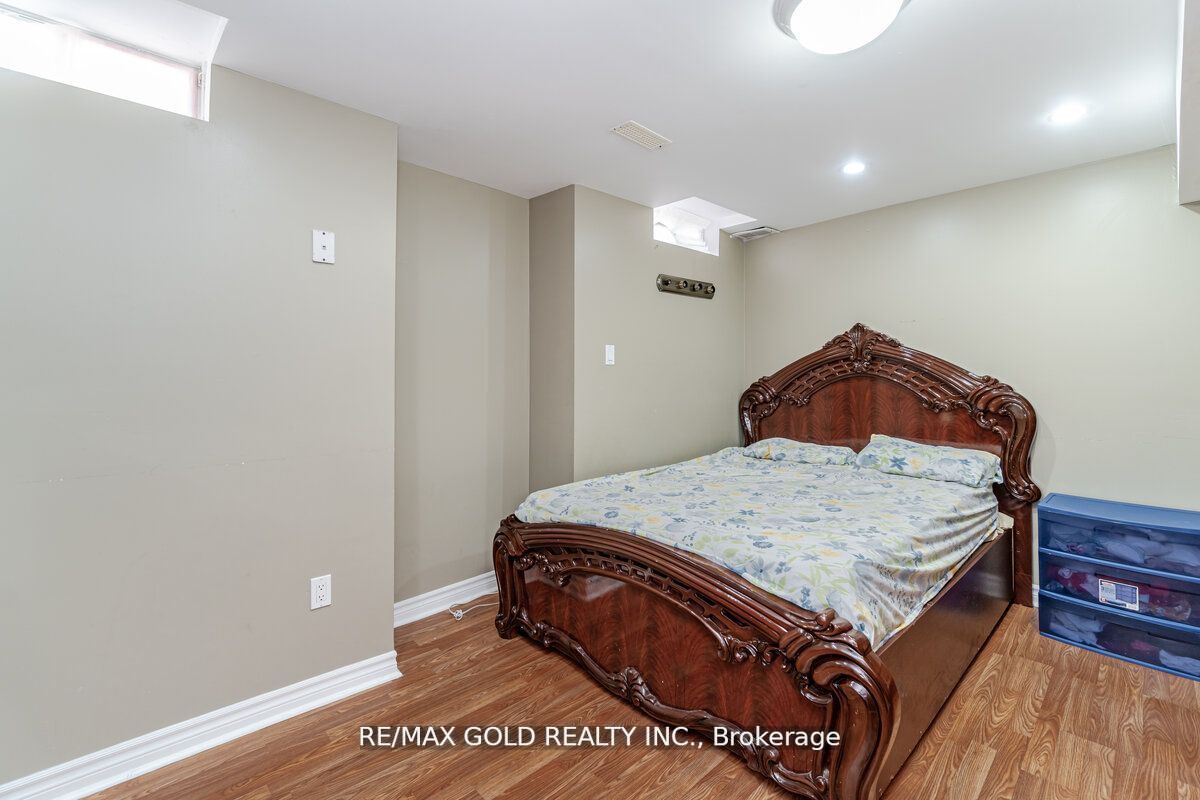 33 Willow Park Dr