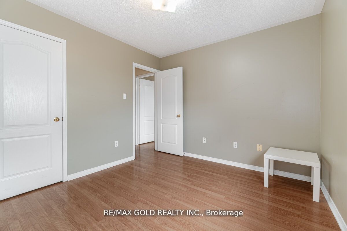 33 Willow Park Dr