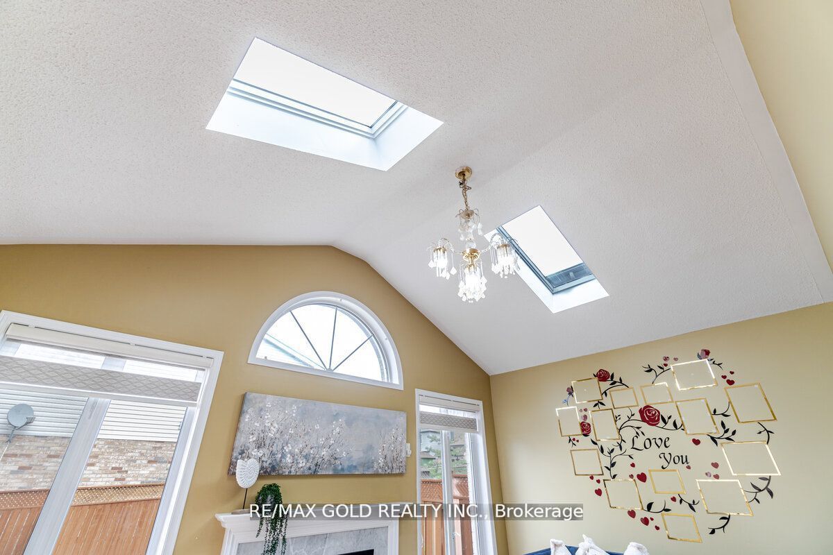 33 Willow Park Dr