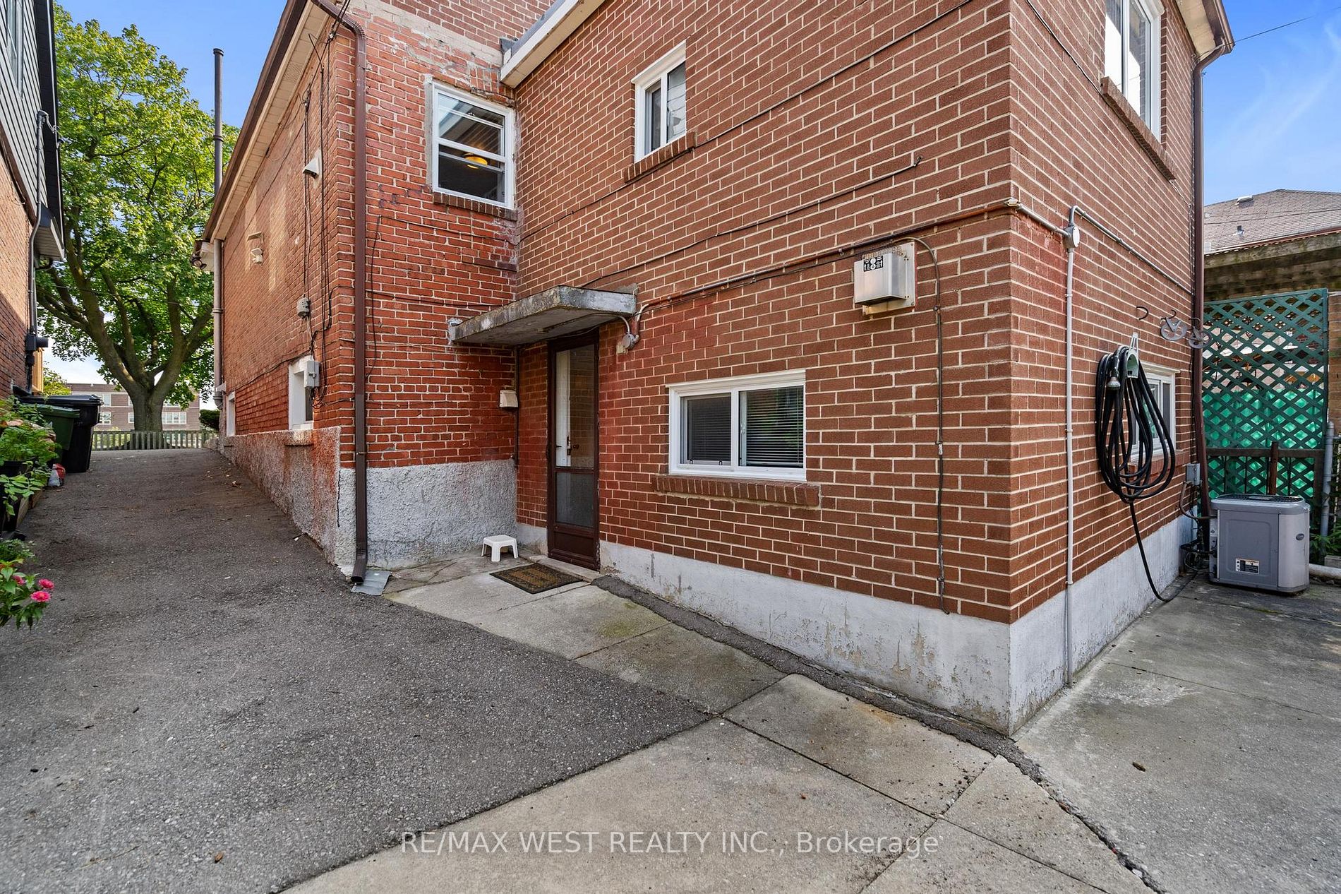 94 Rowntree Ave